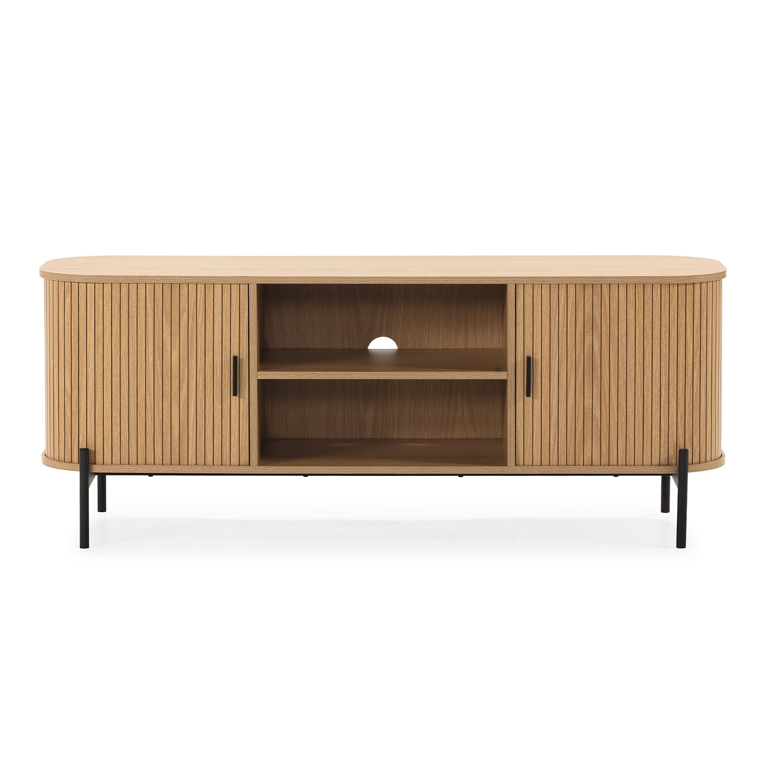 Consola de medios de madera marrón claro con puertas acanaladas y estantes abiertos.