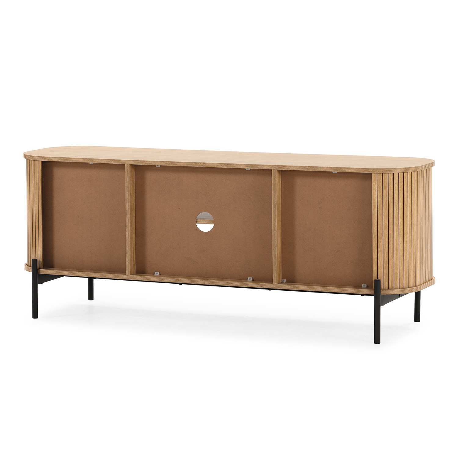 Vista trasera de mueble de madera clara con frente de lamas, patas negras y orificio para cables.
