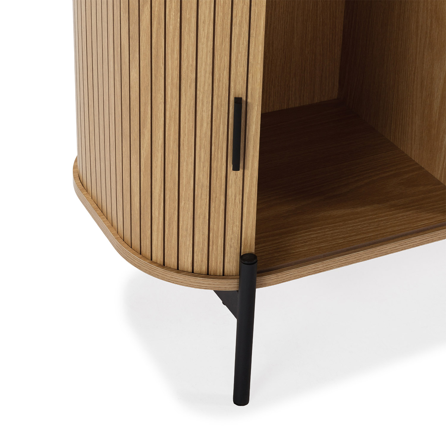 Gabinete de madera con puerta de listones, asa negra y pata de metal.
