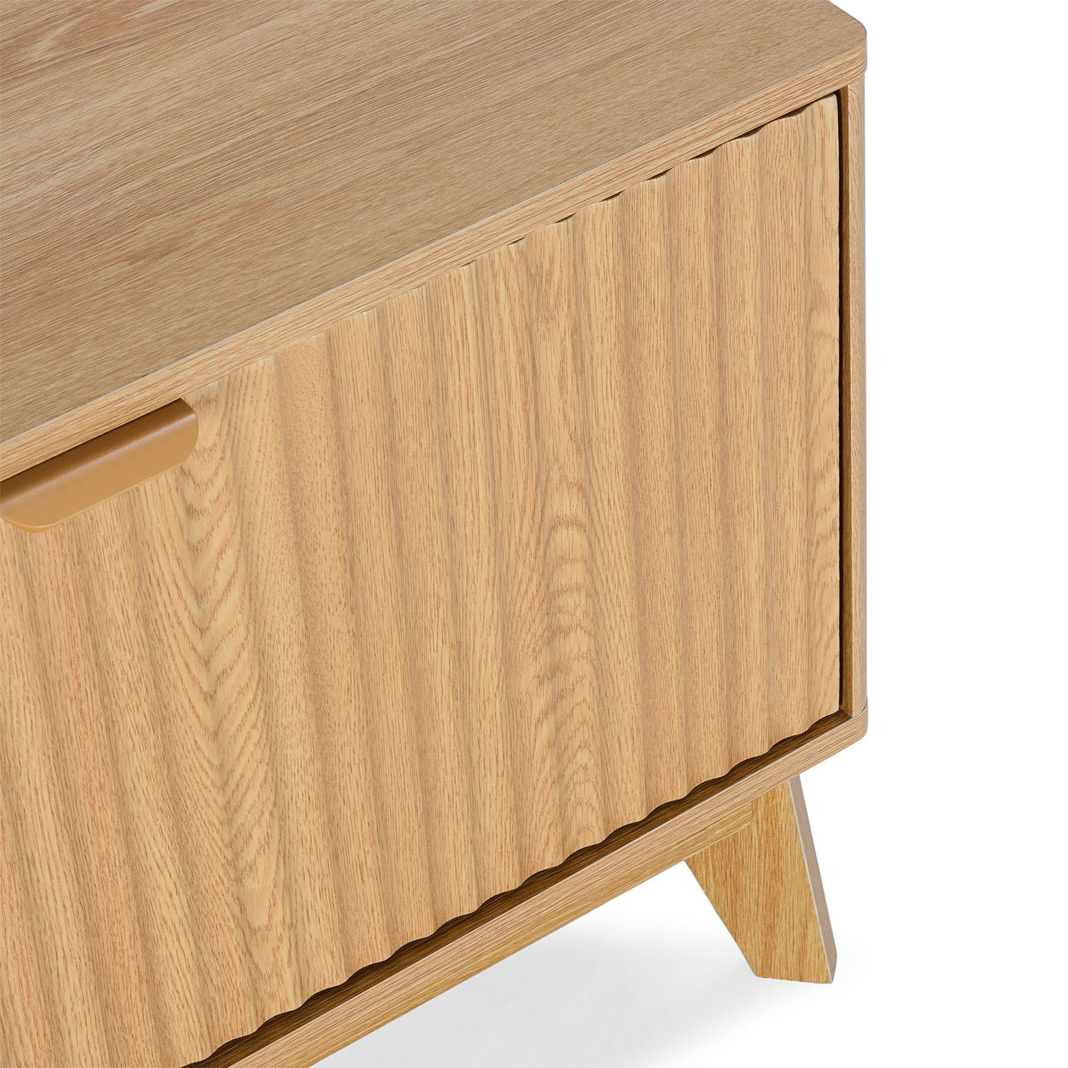 Un mueble de madera con puerta acanalada y tirador marrón, sobre patas anguladas.