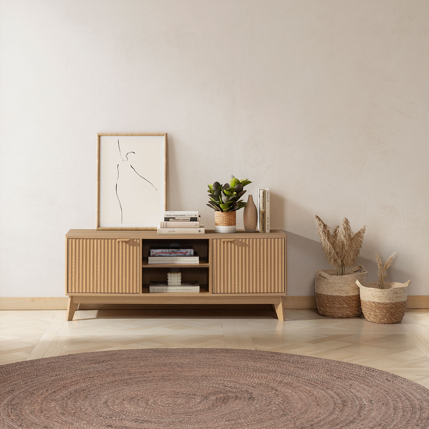 Un mueble de madera con arte, plantas y libros, delante hay una alfombra redonda.