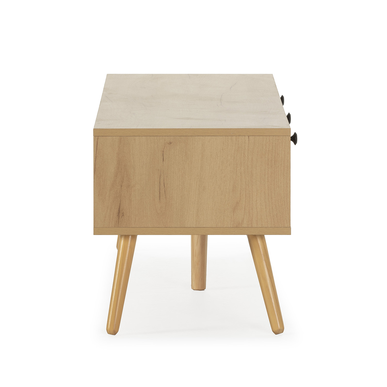 Una mesita de noche de madera con tres cajones y patas cónicas.
