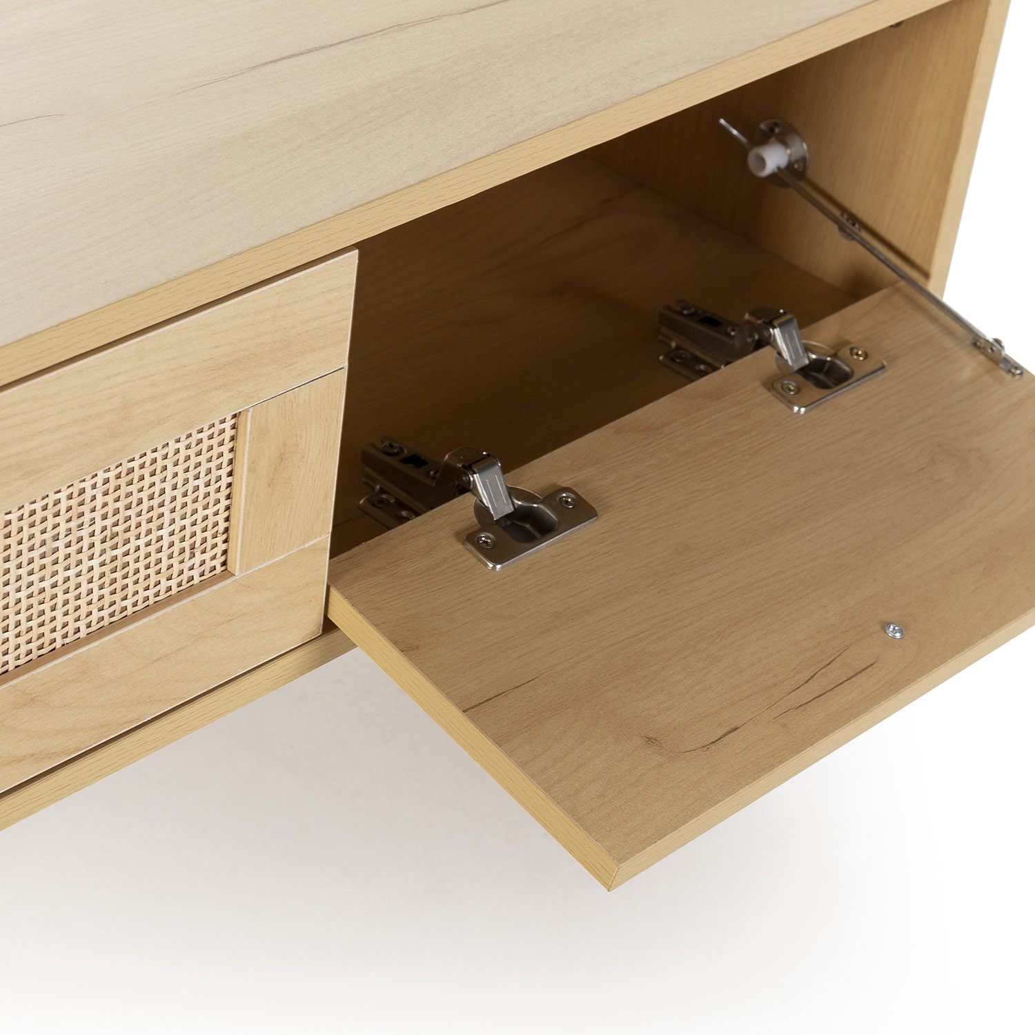 Mueble de madera con compartimento abierto y bisagras, con detalle de ratán.