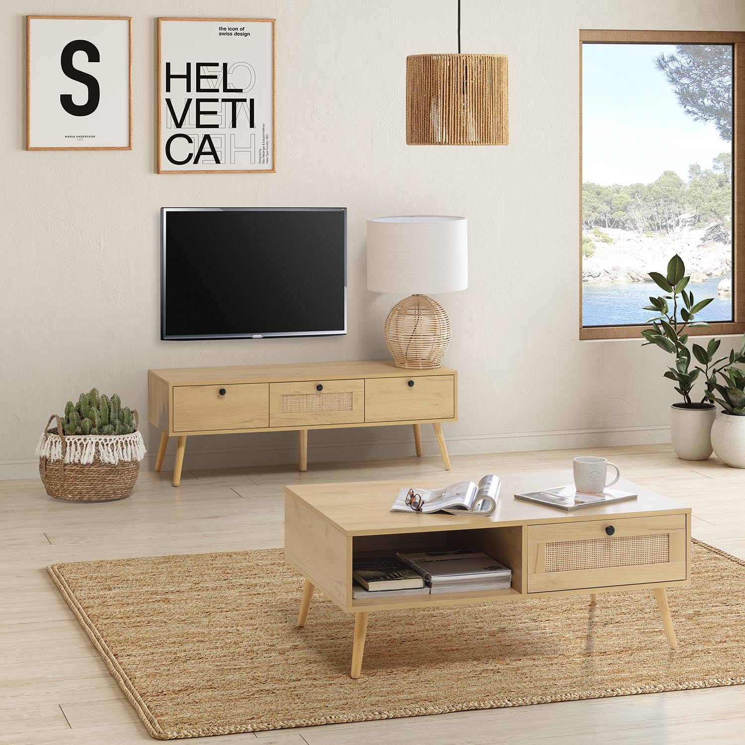 Sala de estar con muebles de madera, TV, plantas y vista al mar.