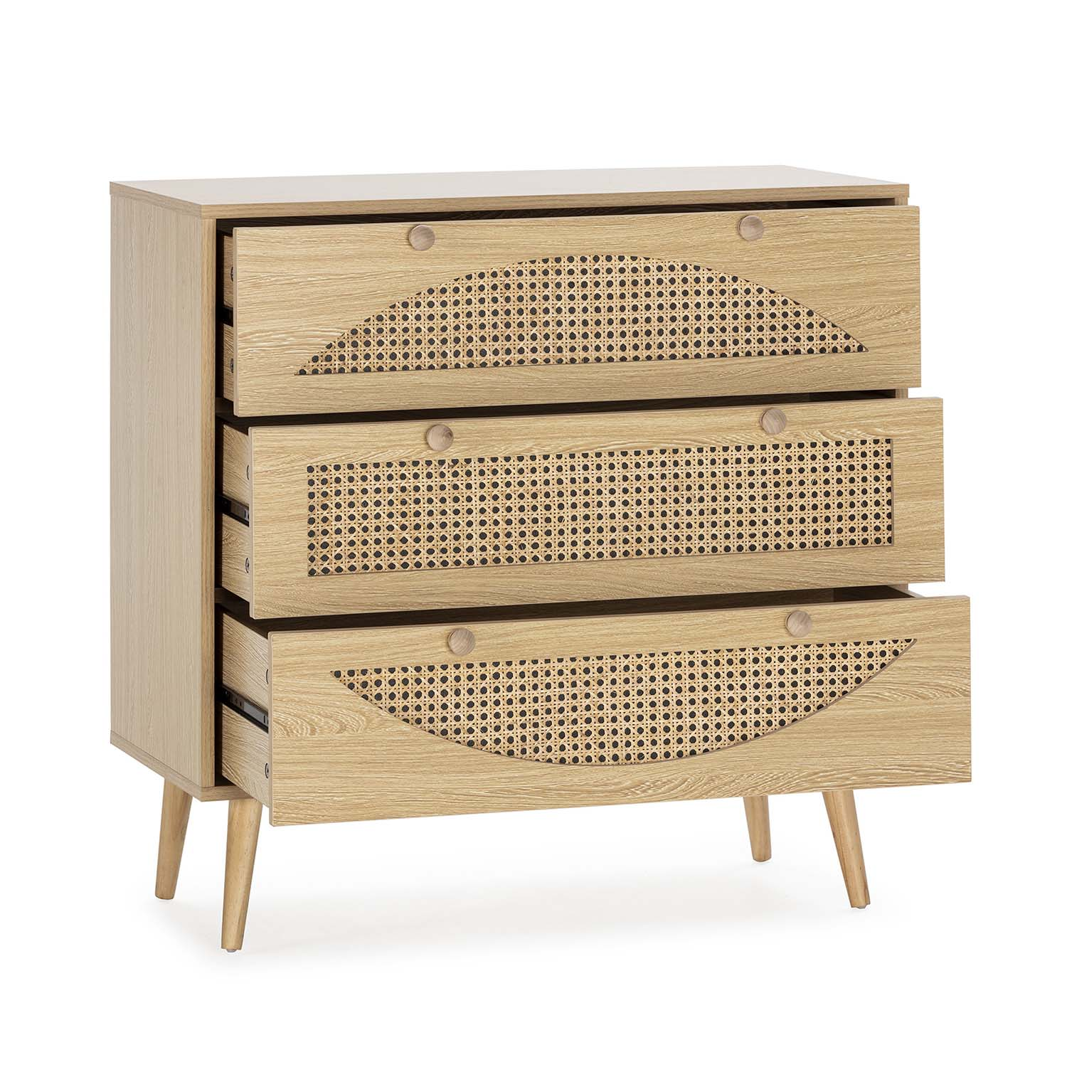 Cómoda de madera con tres cajones con frentes de ratán y tiradores redondos.