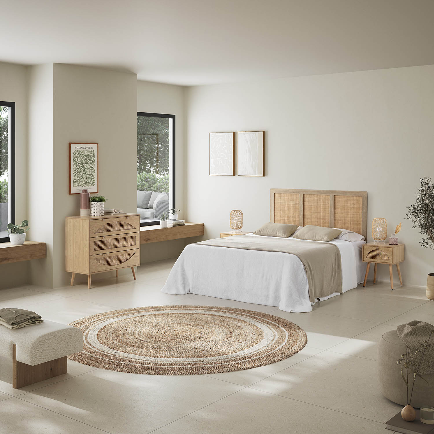 Un dormitorio con cama, cabecero de ratán, mesitas de noche, cómoda y alfombra redonda.