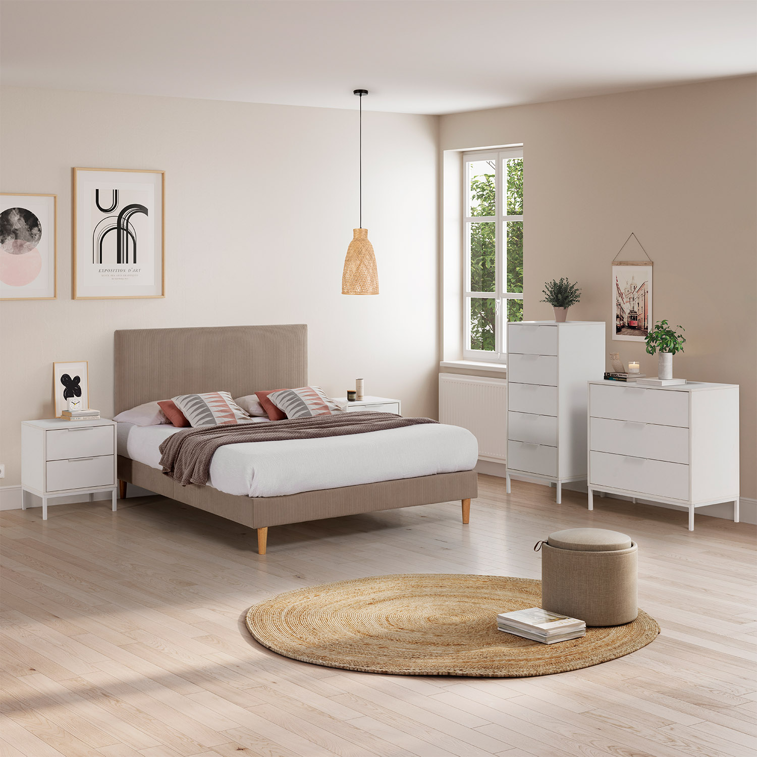 Un dormitorio moderno con cama, mesitas de noche, cómodas y alfombra redonda.