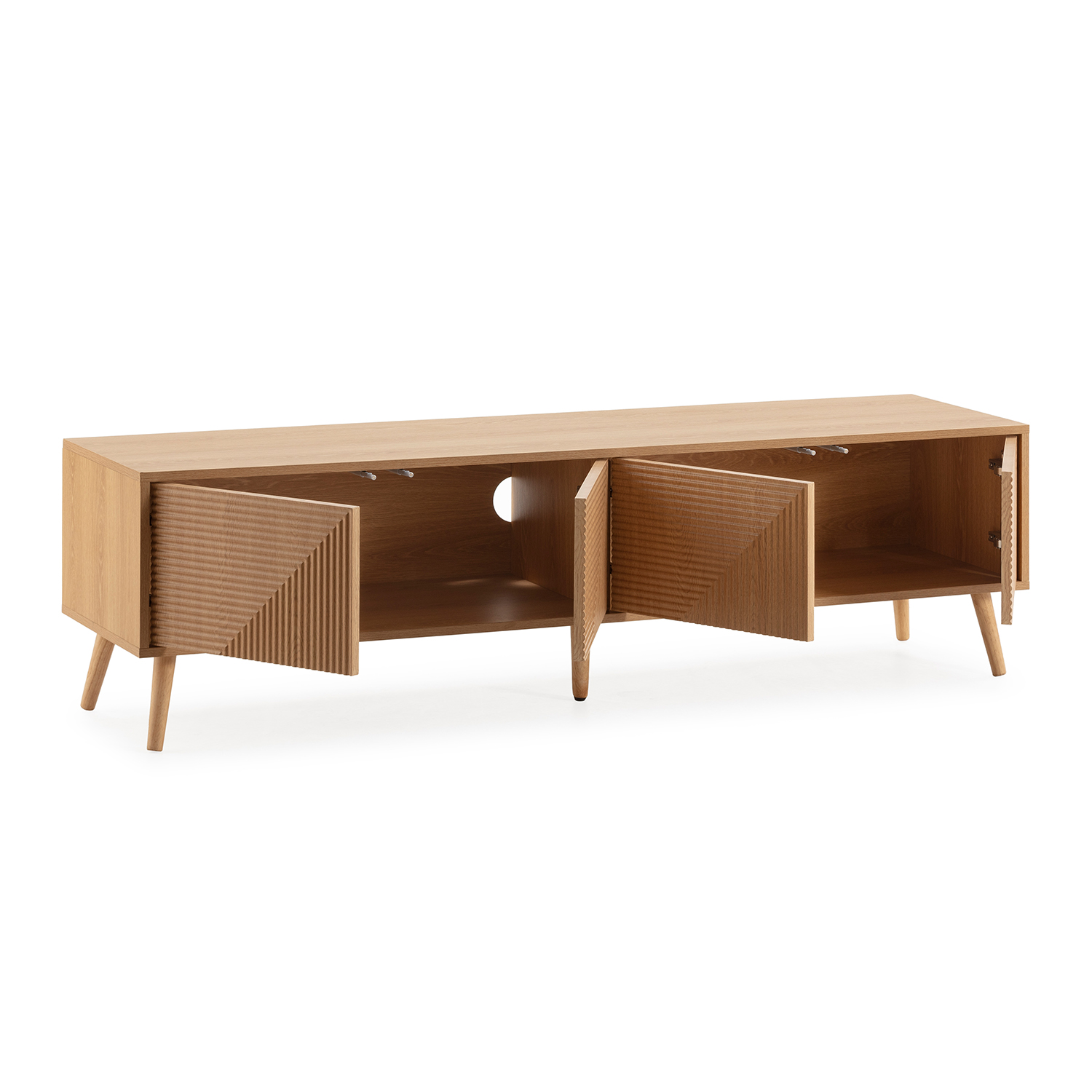 Un aparador de madera largo y estrecho con cuatro puertas, tres de las cuales están abiertas.