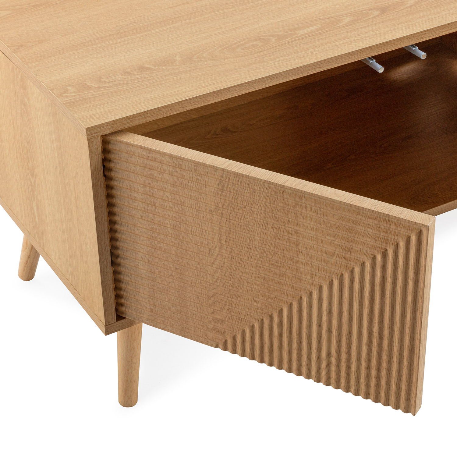 Un mueble de madera clara con un cajón abierto y detalle acanalado.