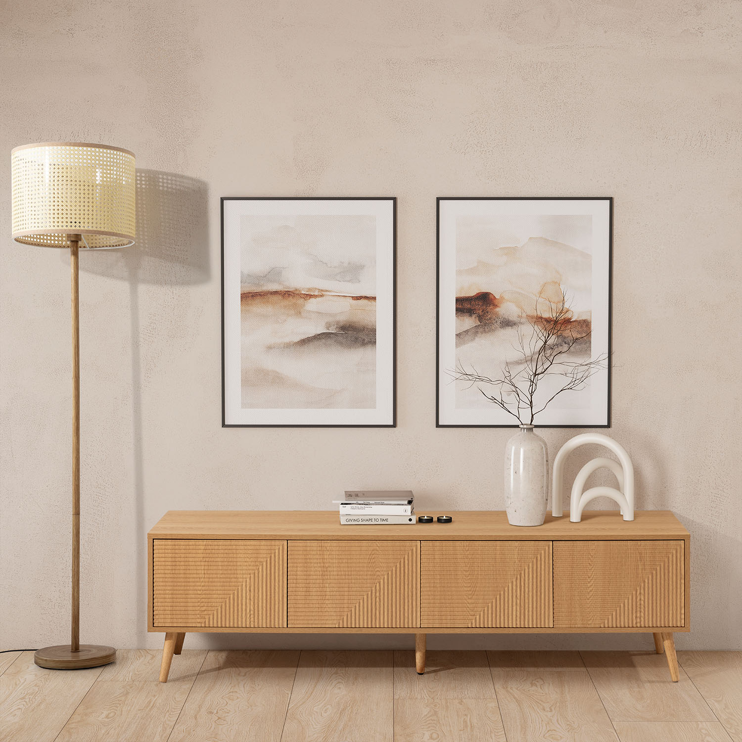 Un mueble de madera con arte, lámpara y decoración sobre suelo de madera.