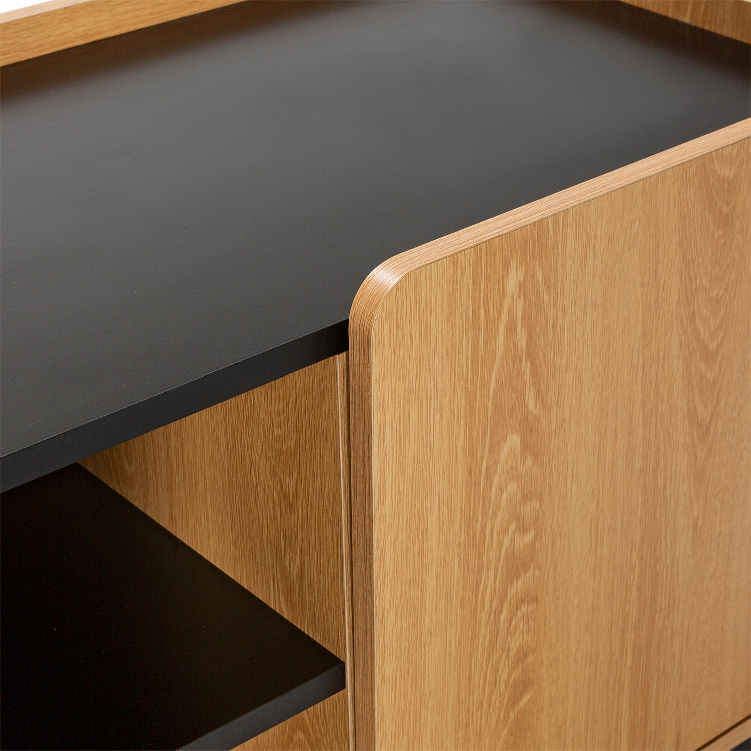 Gabinete de madera con superficie negra y estante. Líneas limpias.