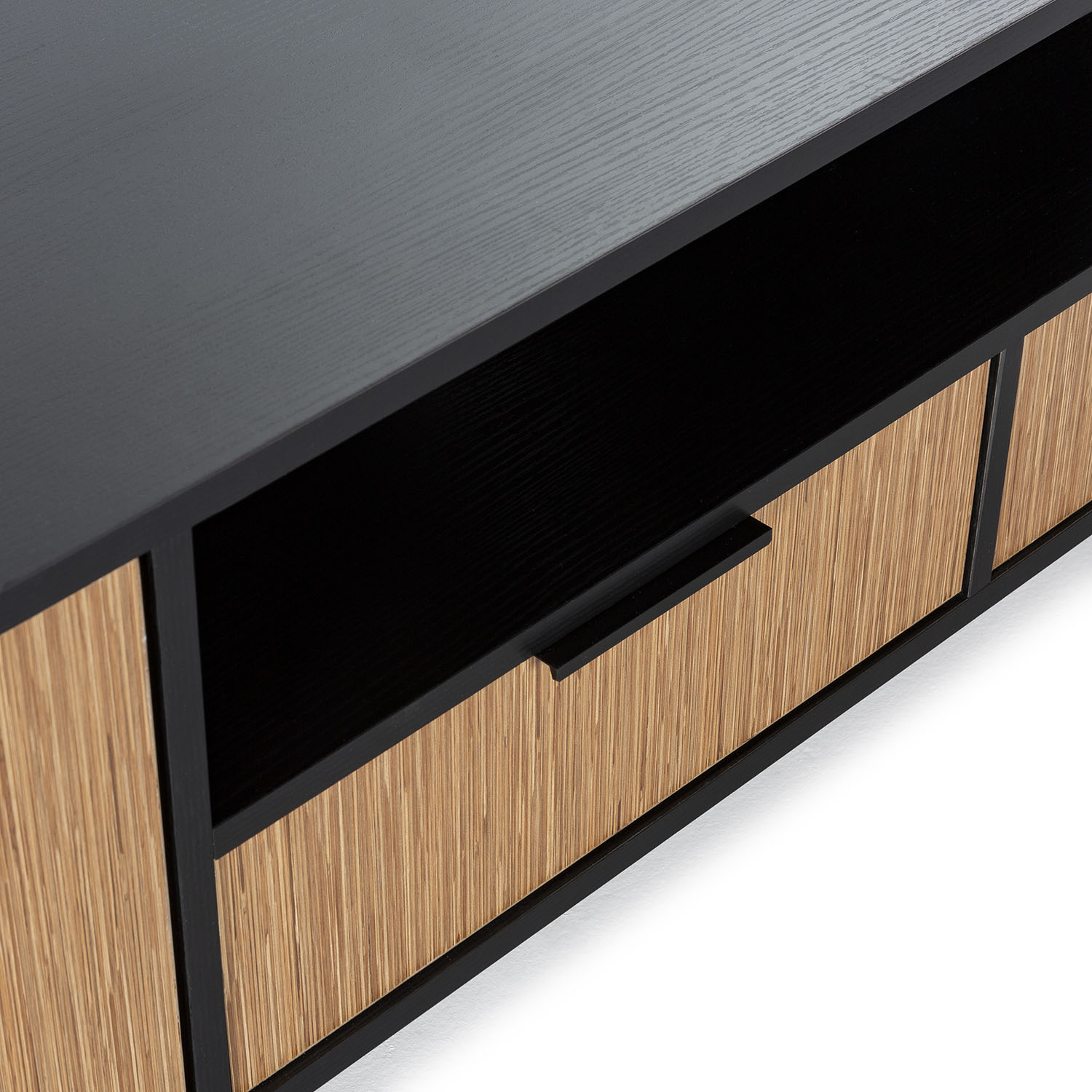Mueble de madera oscura con estante abierto y puertas de madera.