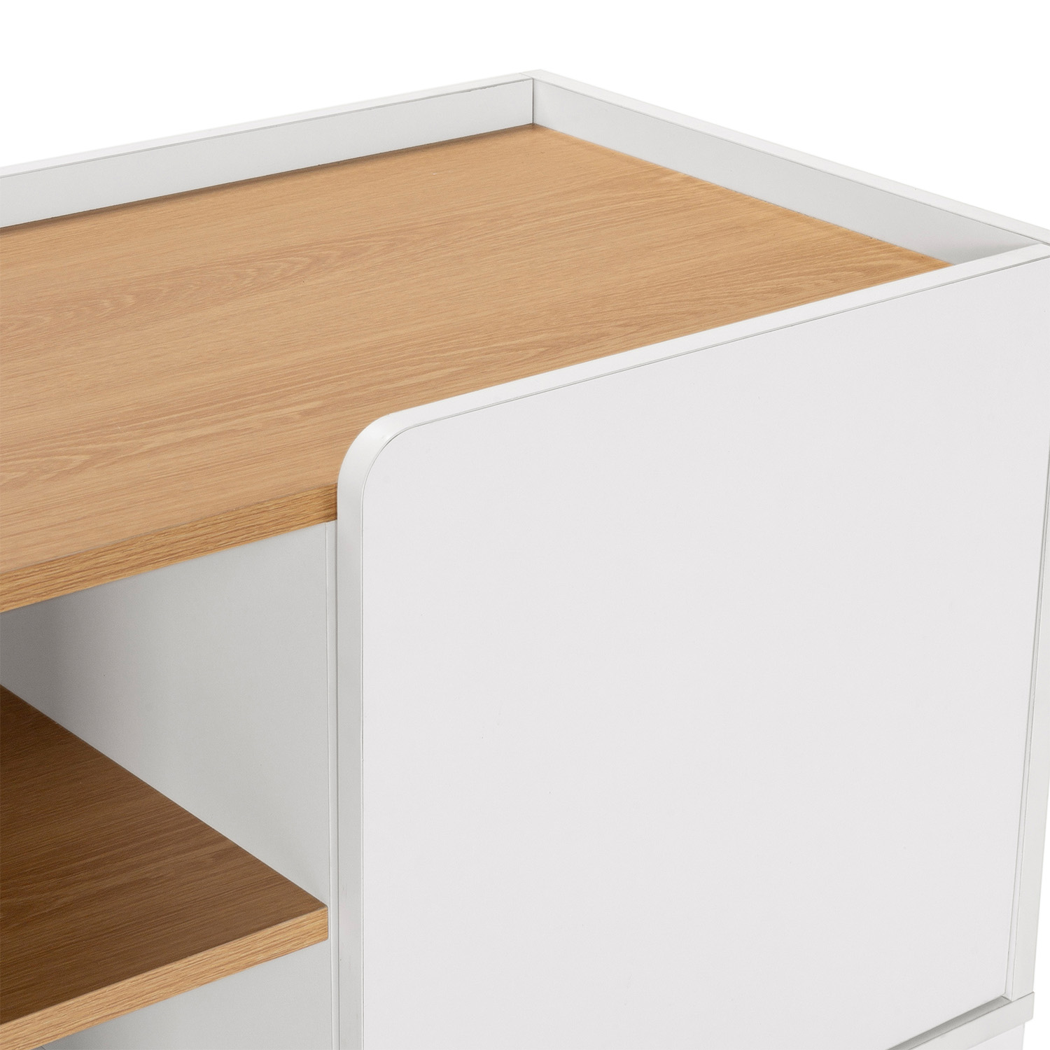 Estantes blancos y de madera de un mueble moderno con bordes redondeados.