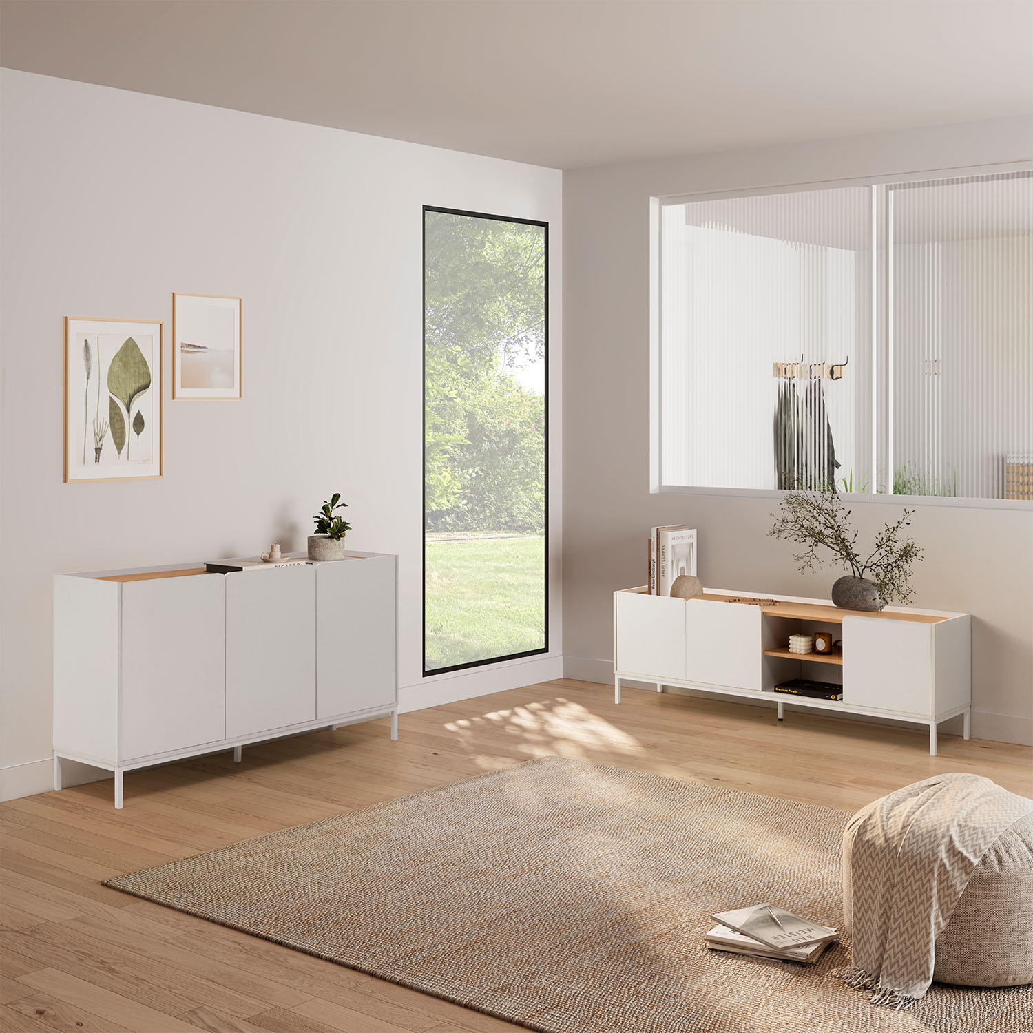 Sala de estar moderna con dos aparadores blancos, suelo de madera, alfombra y ventana grande.