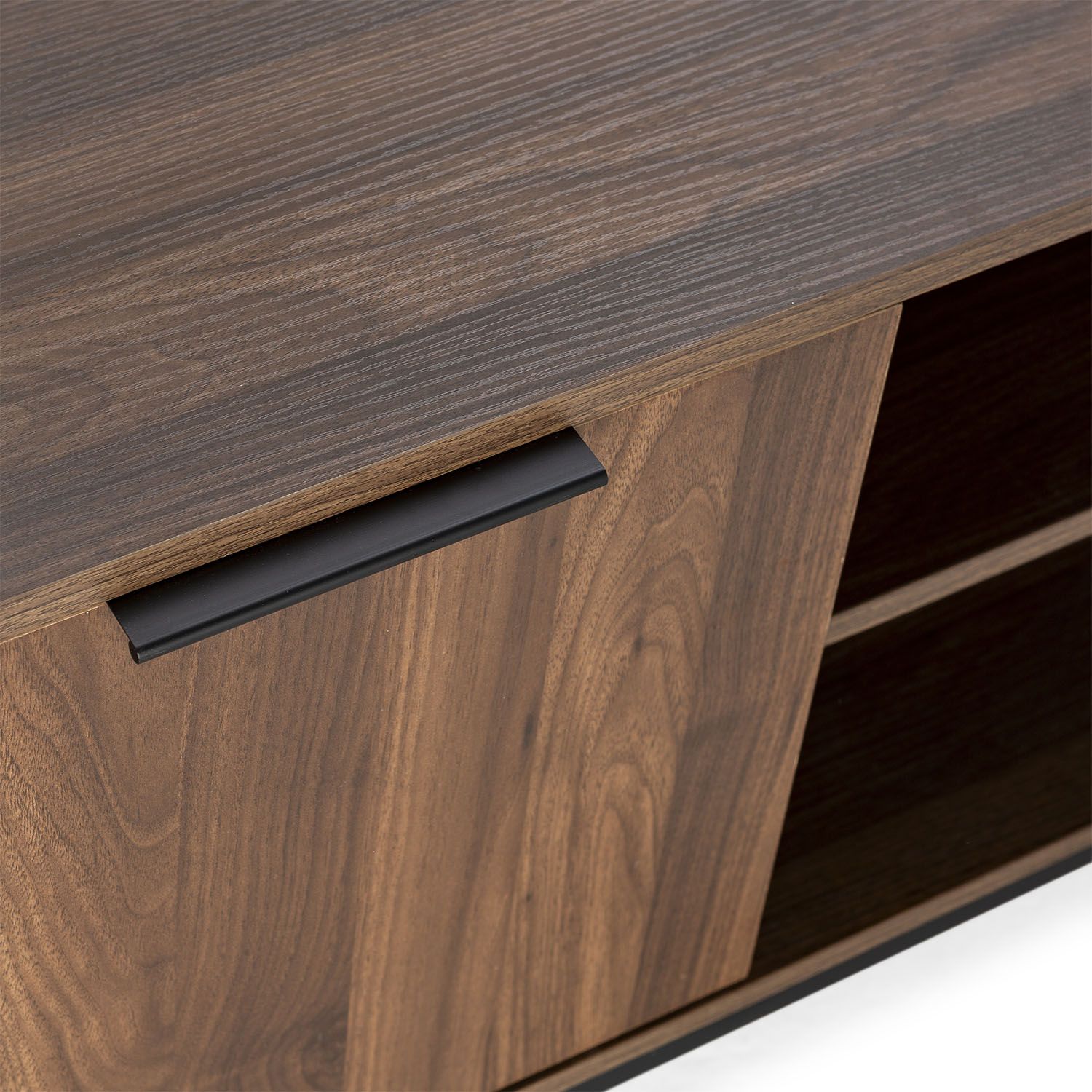 Un armario de madera oscura con tirador negro y estantes abiertos.