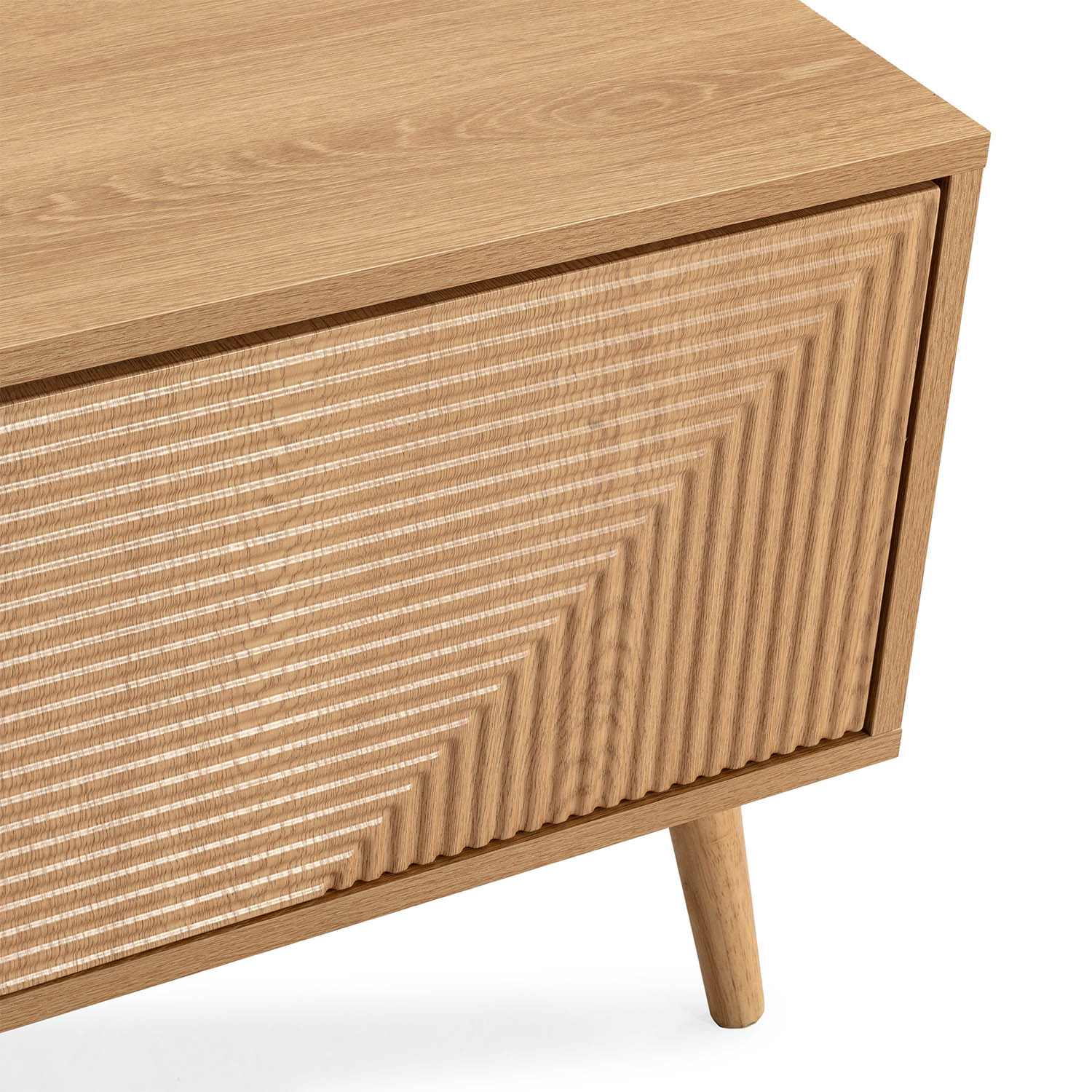 Mueble de madera con diseño acanalado y patas cónicas.