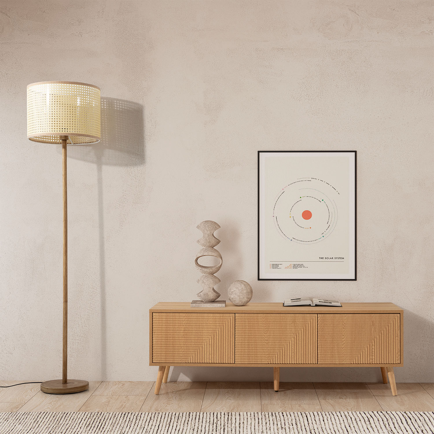 Lámpara de pie, mueble de madera con póster del sistema solar y decoración.