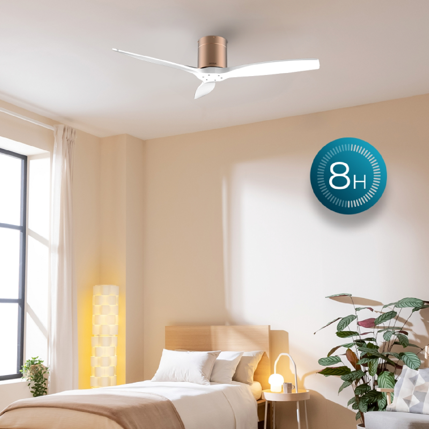 Un dormitorio moderno con ventilador de techo blanco y un icono de temporizador de 8H.