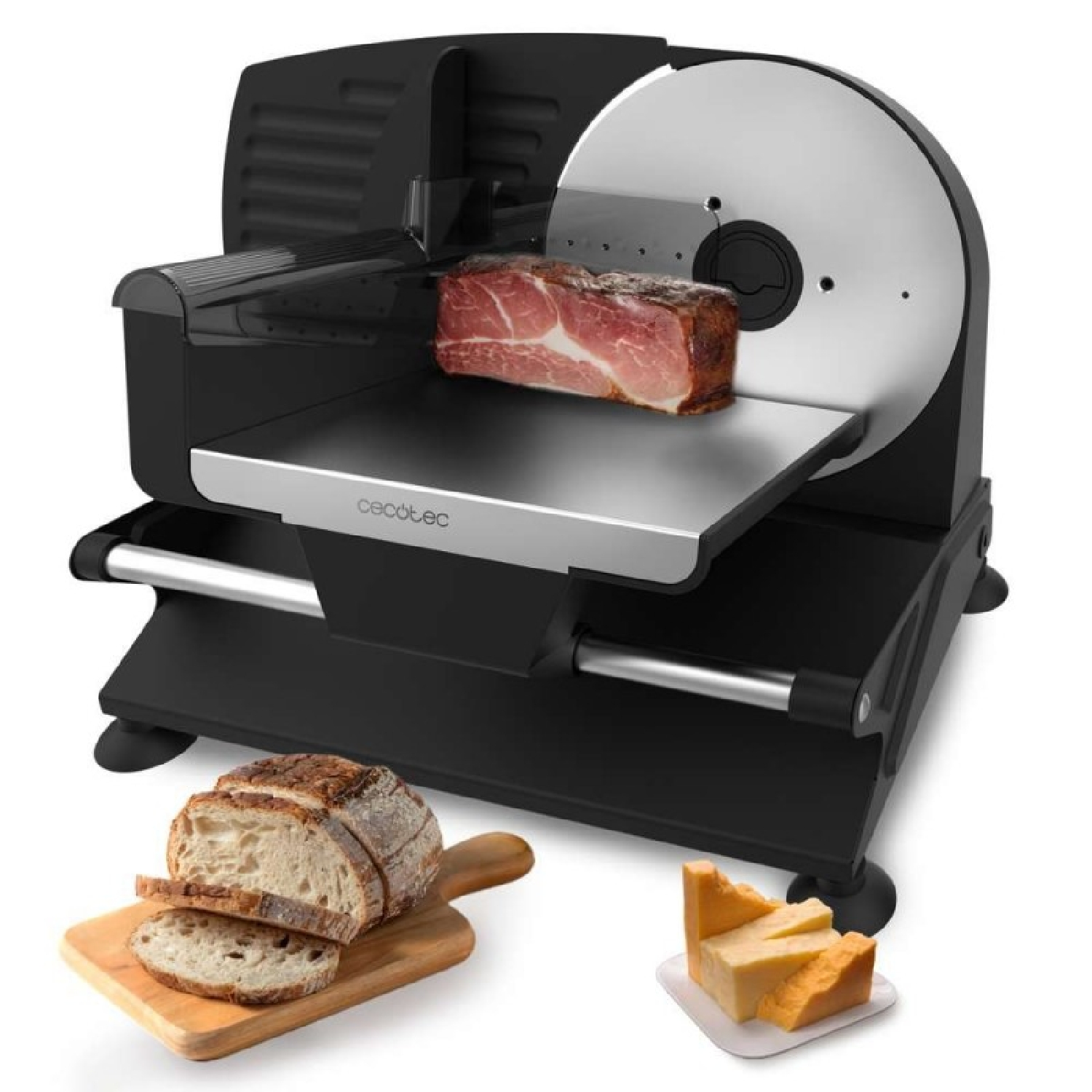 Una affettatrice nera con un pezzo di carne, pane e formaggio.