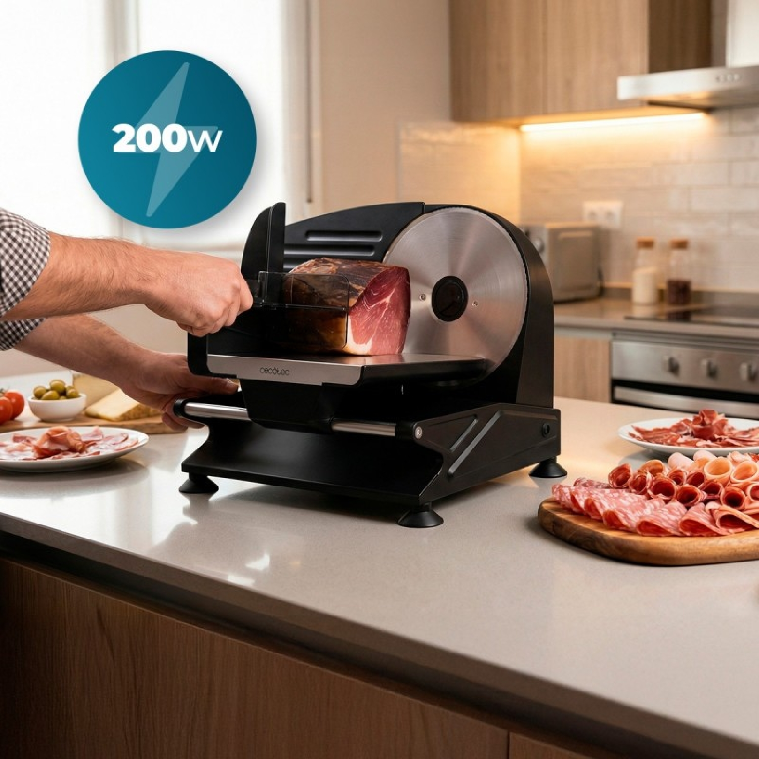 Un uomo usa un'affettatrice per carne per tagliare un pezzo di carne. Salumi e prosciutto affettati sono vicini.