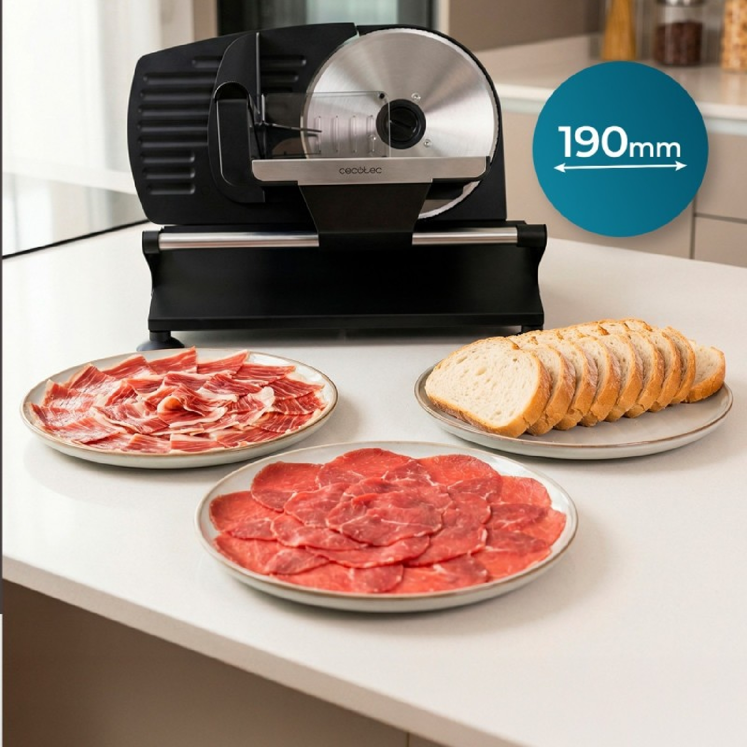 Affettatrice nera con tre piatti: prosciutto crudo, carpaccio e pane.