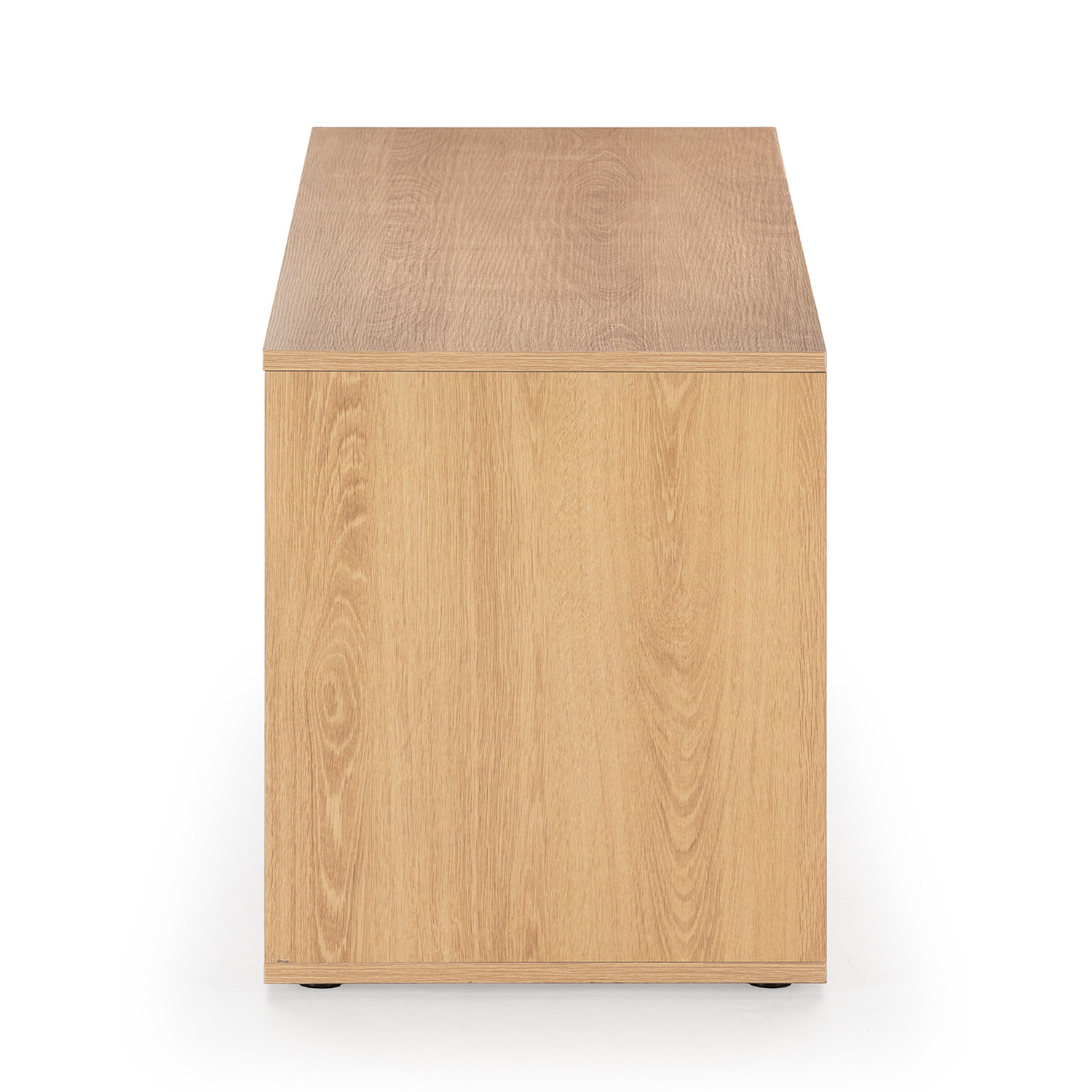 Un cubo de madera sobre fondo blanco.