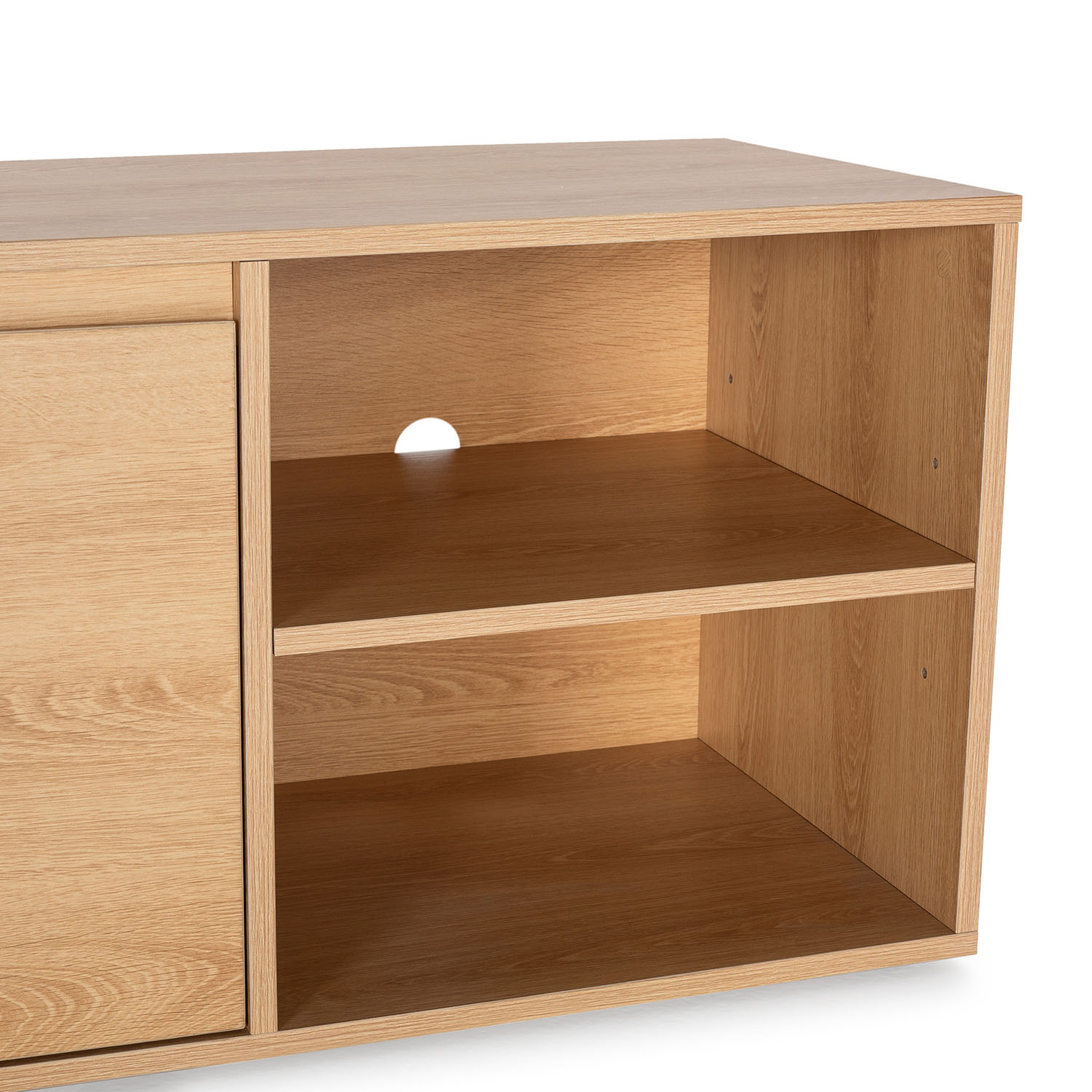 Un mueble de madera marrón claro con una puerta y dos estantes abiertos.