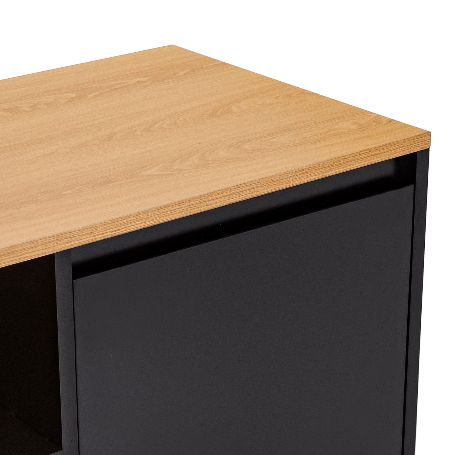 Primer plano de una superficie superior de madera en un mueble negro con un nicho abierto.