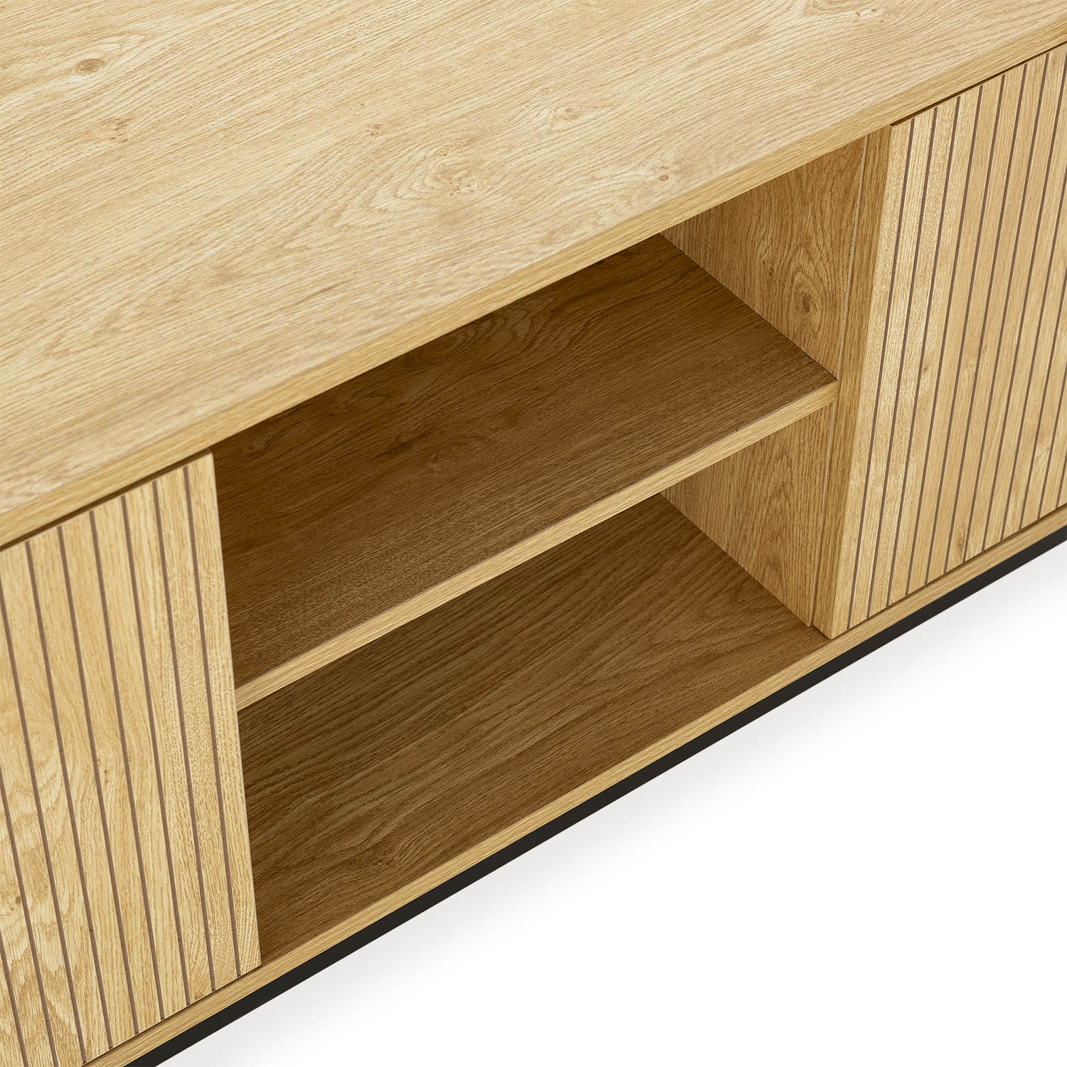 Un mueble de madera con dos estantes abiertos y puertas acanaladas.