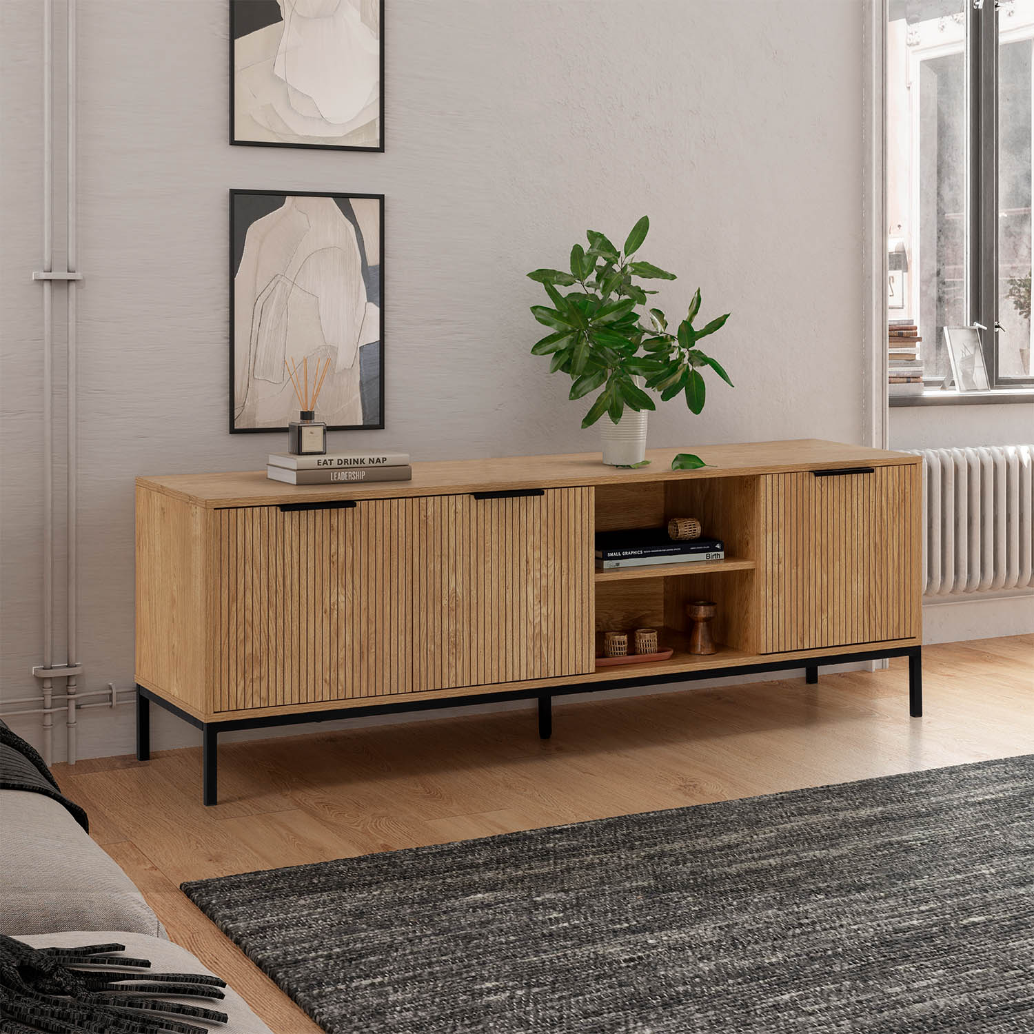 Un mueble de madera con puertas de lamas y patas negras sobre suelo de madera.