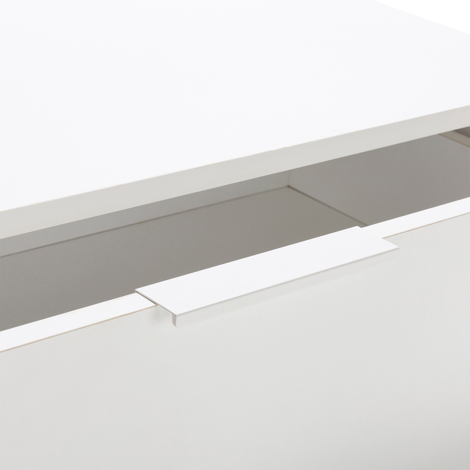 Cajón blanco con tirador empotrado, primer plano.