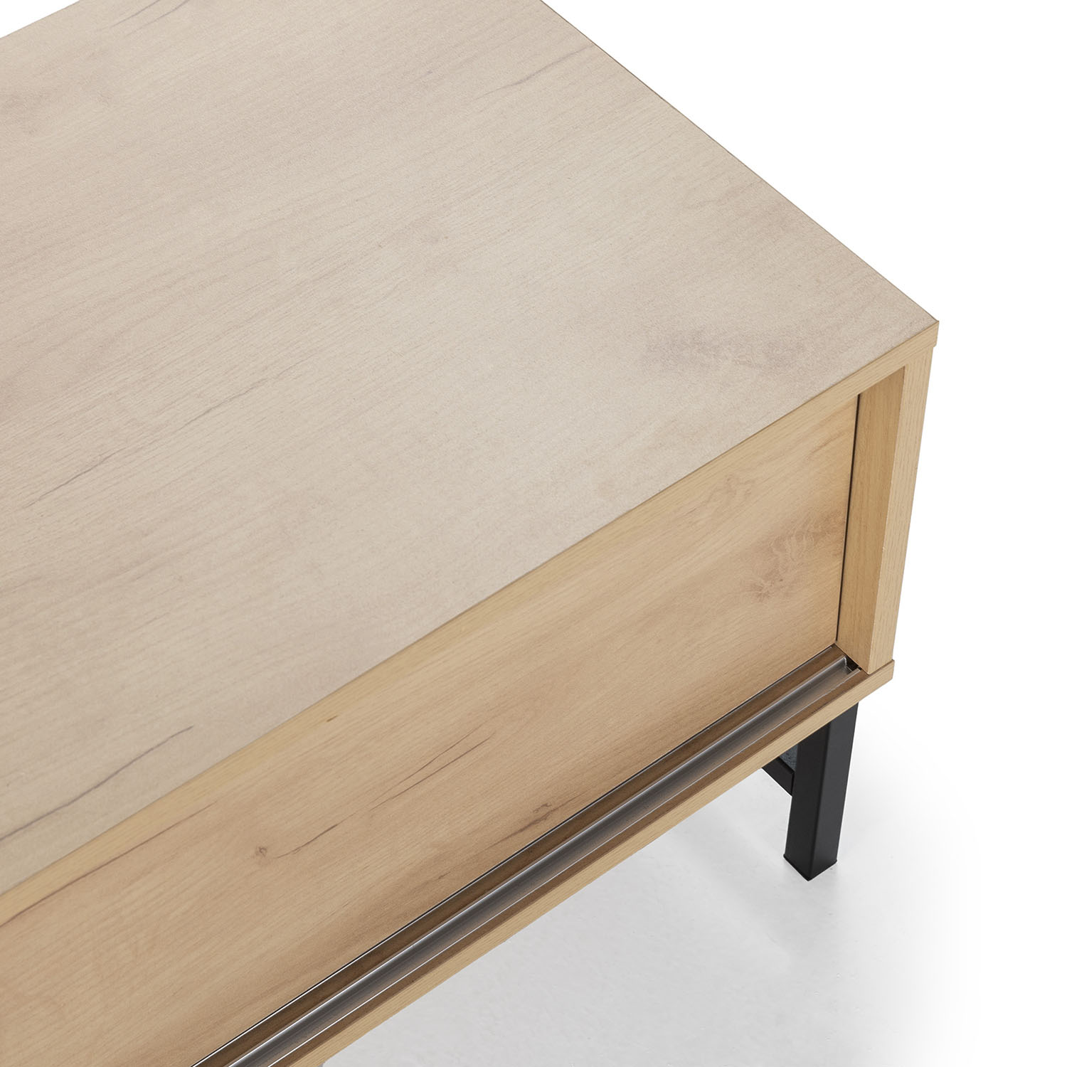 Un mueble de madera con patas de metal negro sobre fondo blanco.