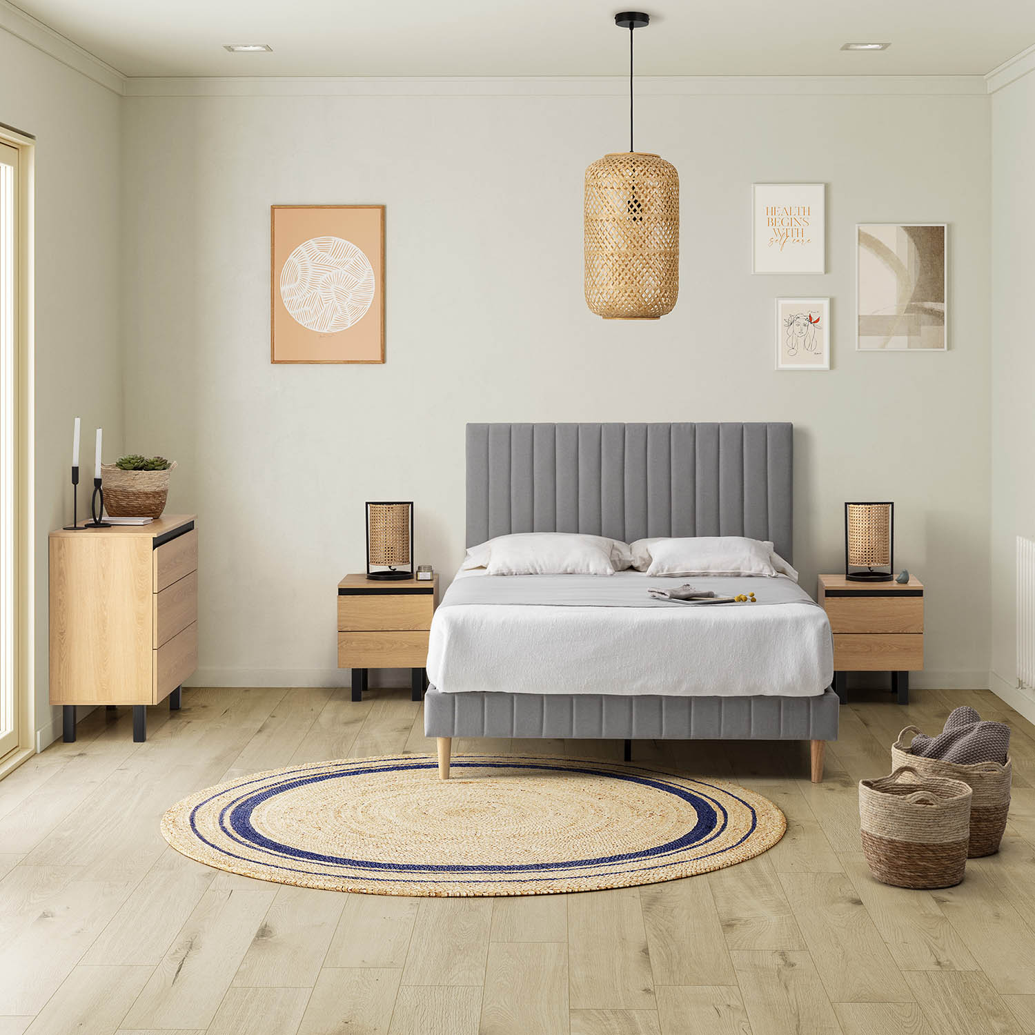 Un dormitorio con cama gris, dos mesitas de noche, alfombra redonda y ventana.