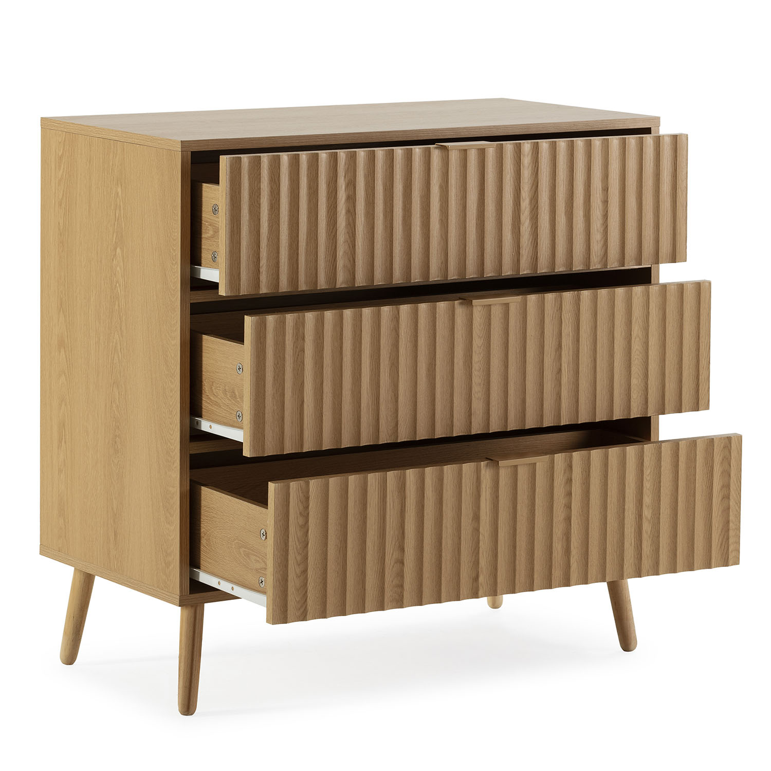 Cómoda de madera con tres cajones, dos parcialmente abiertos.