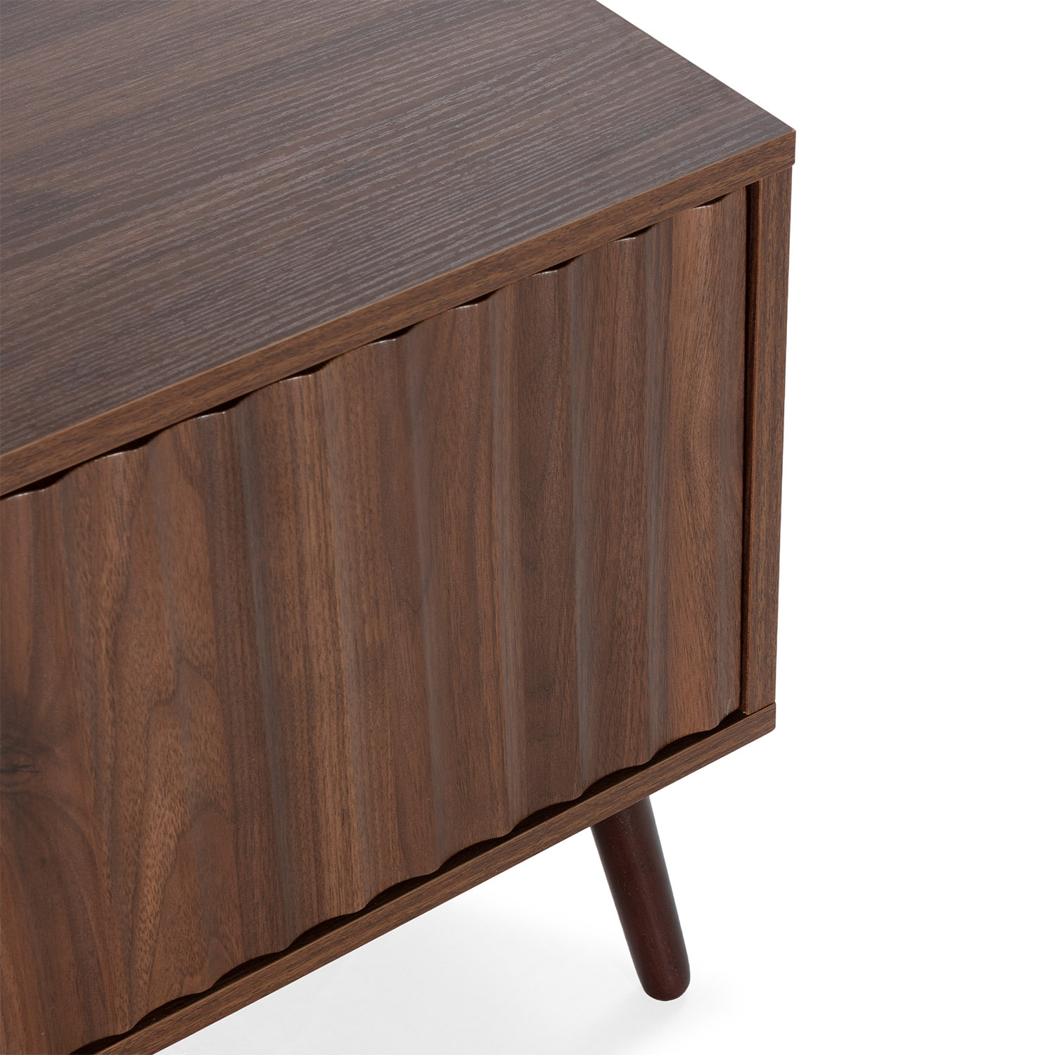 Mueble de madera marrón oscuro con ranuras verticales y patas anguladas.