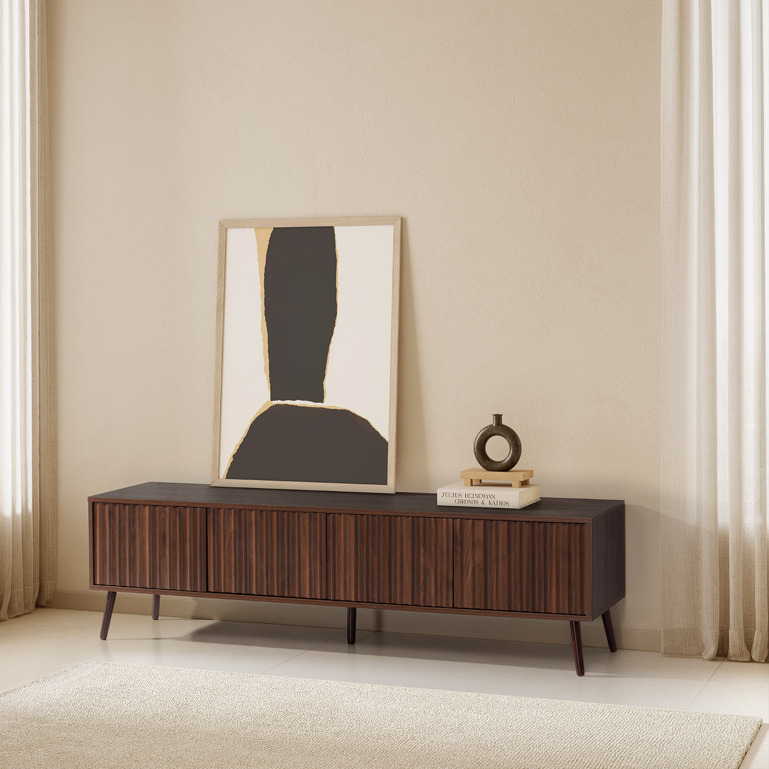 Una consola de medios de madera oscura con puertas acanaladas, coronada por arte y decoración. Cortinas enmarcan la habitación.