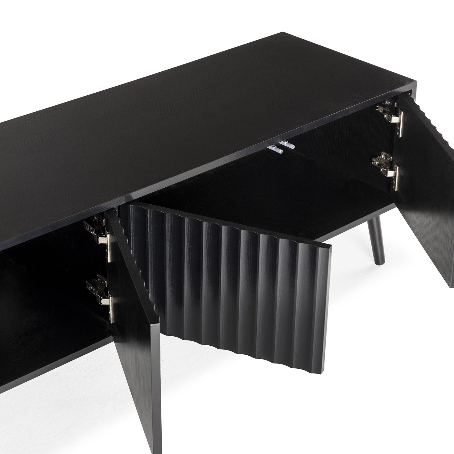Un mueble negro con puertas acanaladas, mostrado abierto.