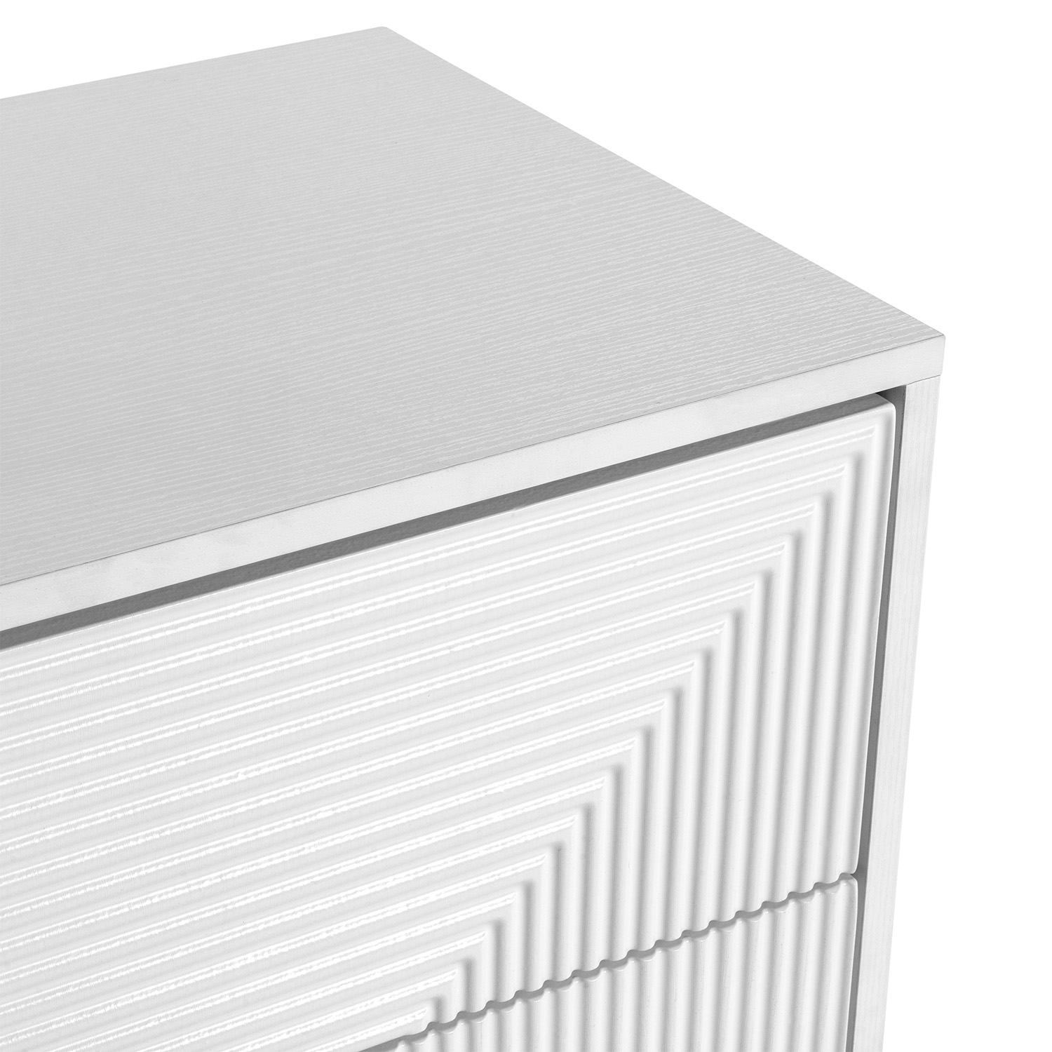 Una cómoda blanca con patrón acanalado en el frente del cajón y veta de madera en la superficie superior.