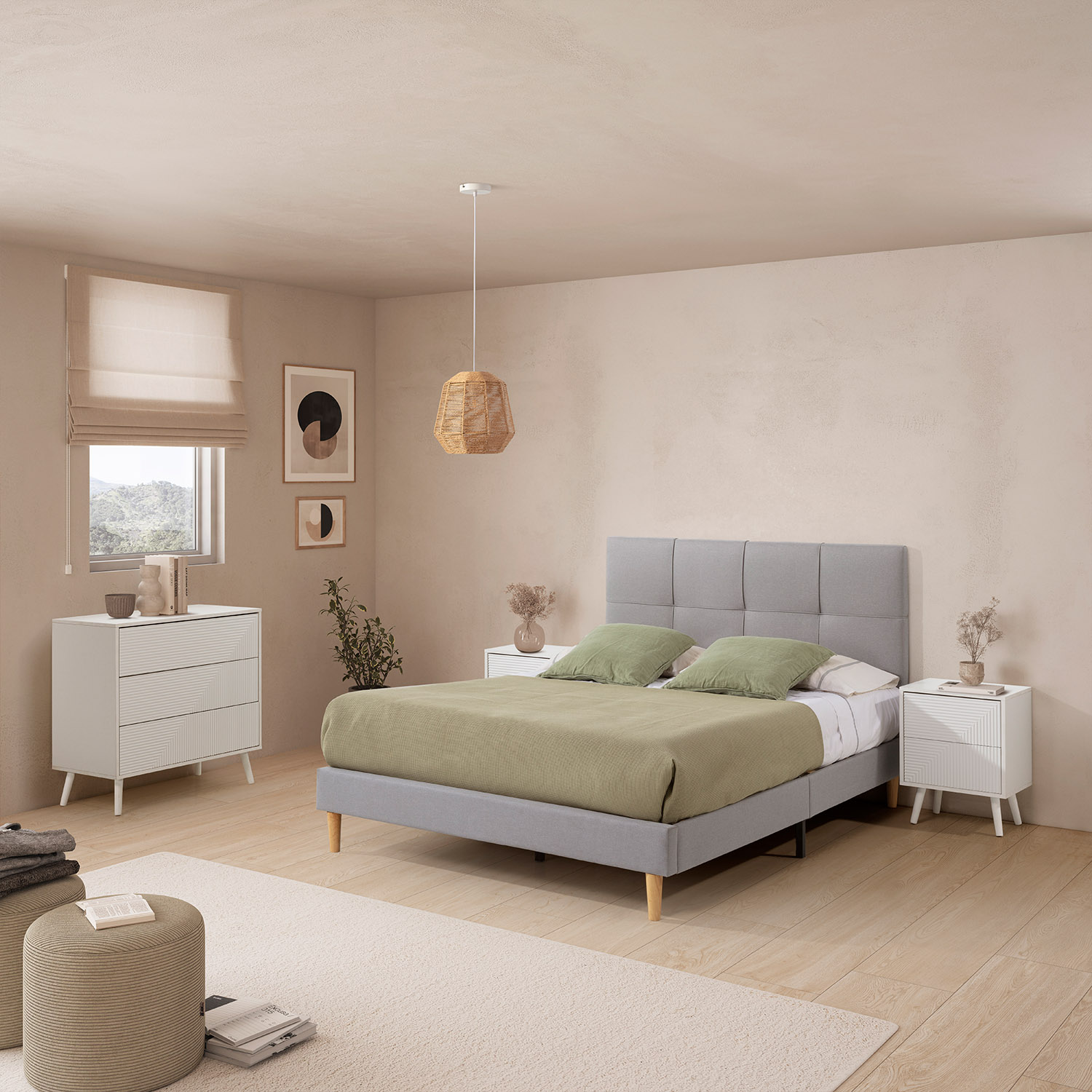 Un dormitorio con cama gris, dos mesitas de noche y una cómoda. Luz natural.
