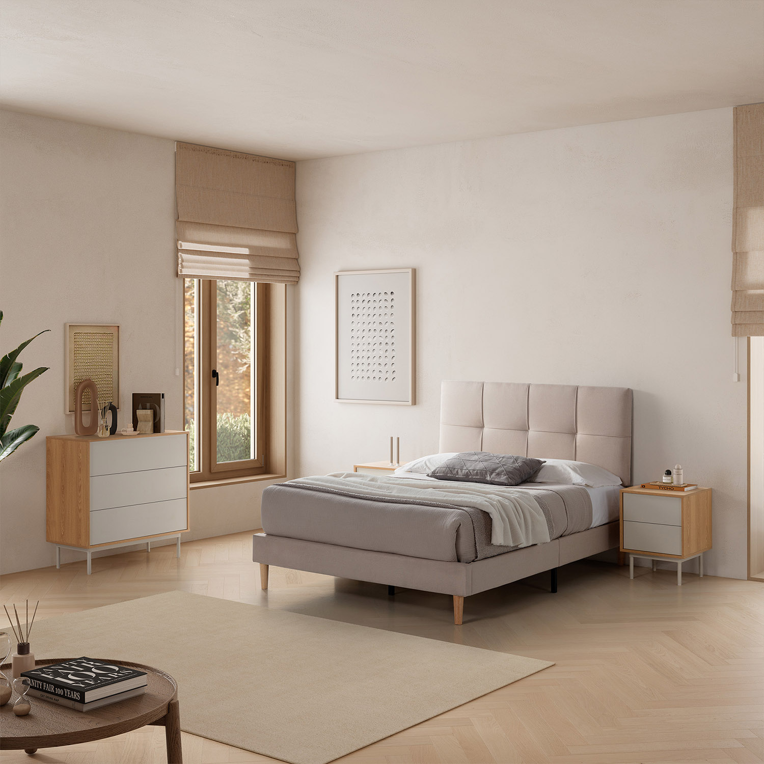 Un dormitorio con cama beige, mesitas de noche, cómoda y alfombra.