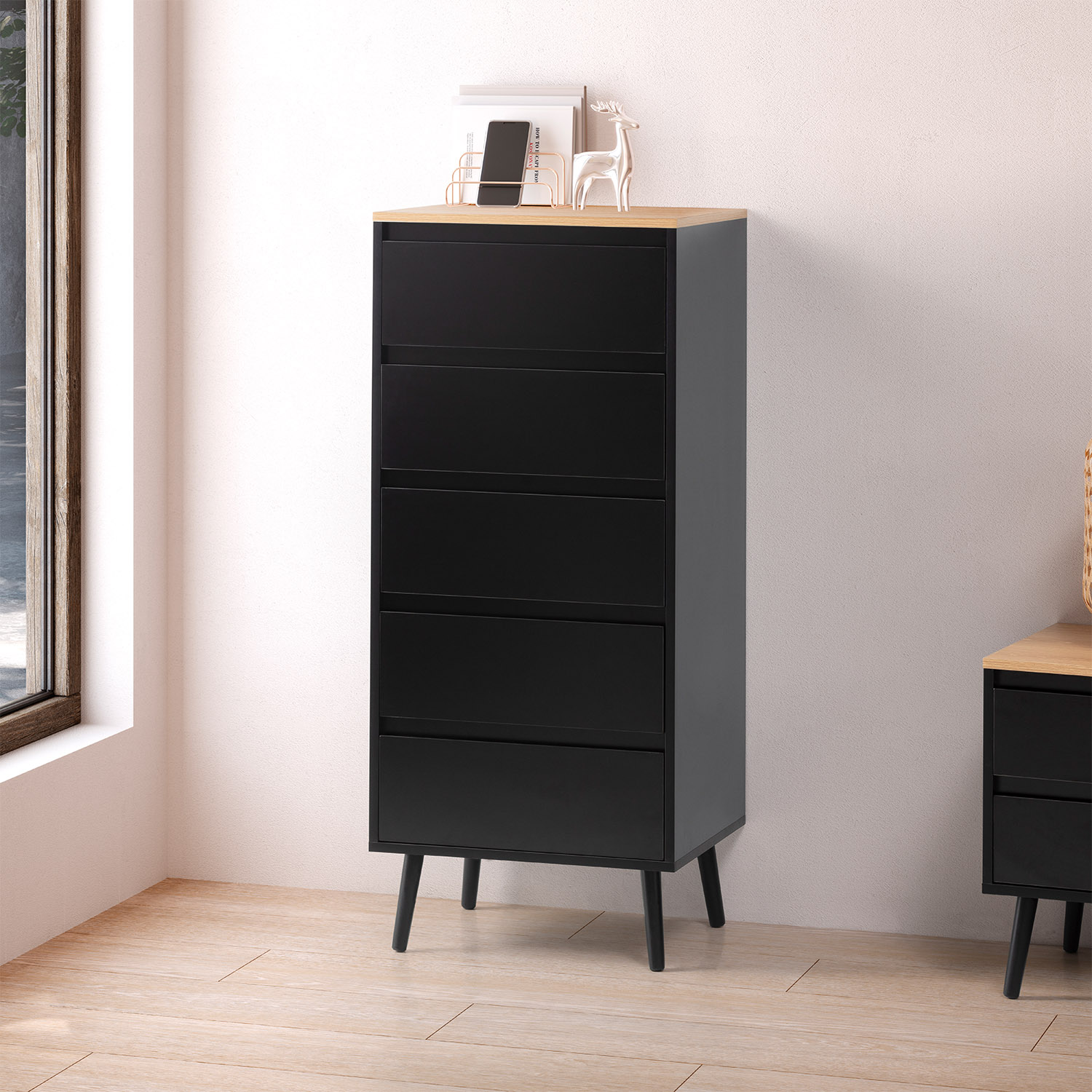 Cómoda alta negra con tapa de madera, junto a una ventana.