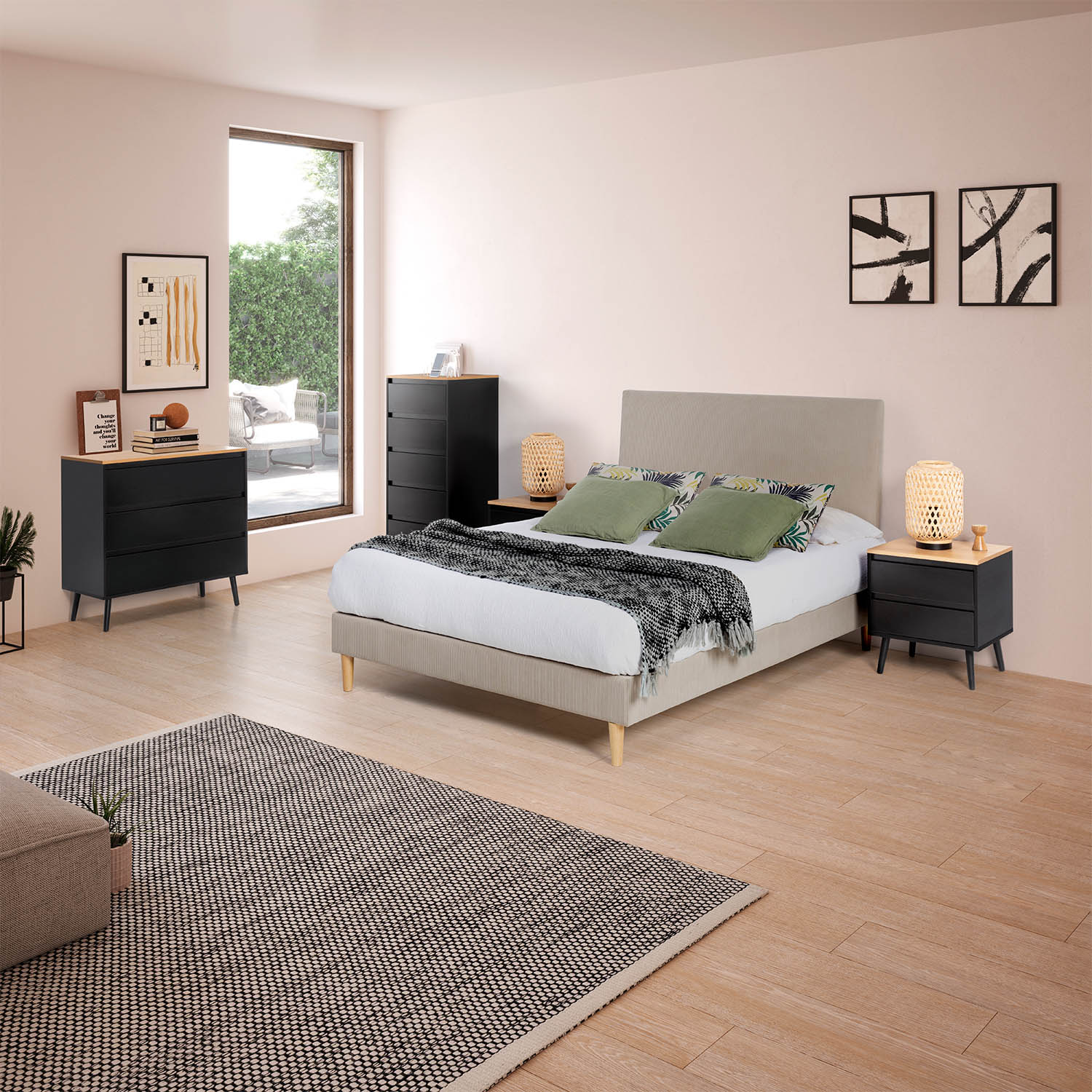 Un dormitorio con cama, dos mesitas de noche, una cómoda y una alfombra.