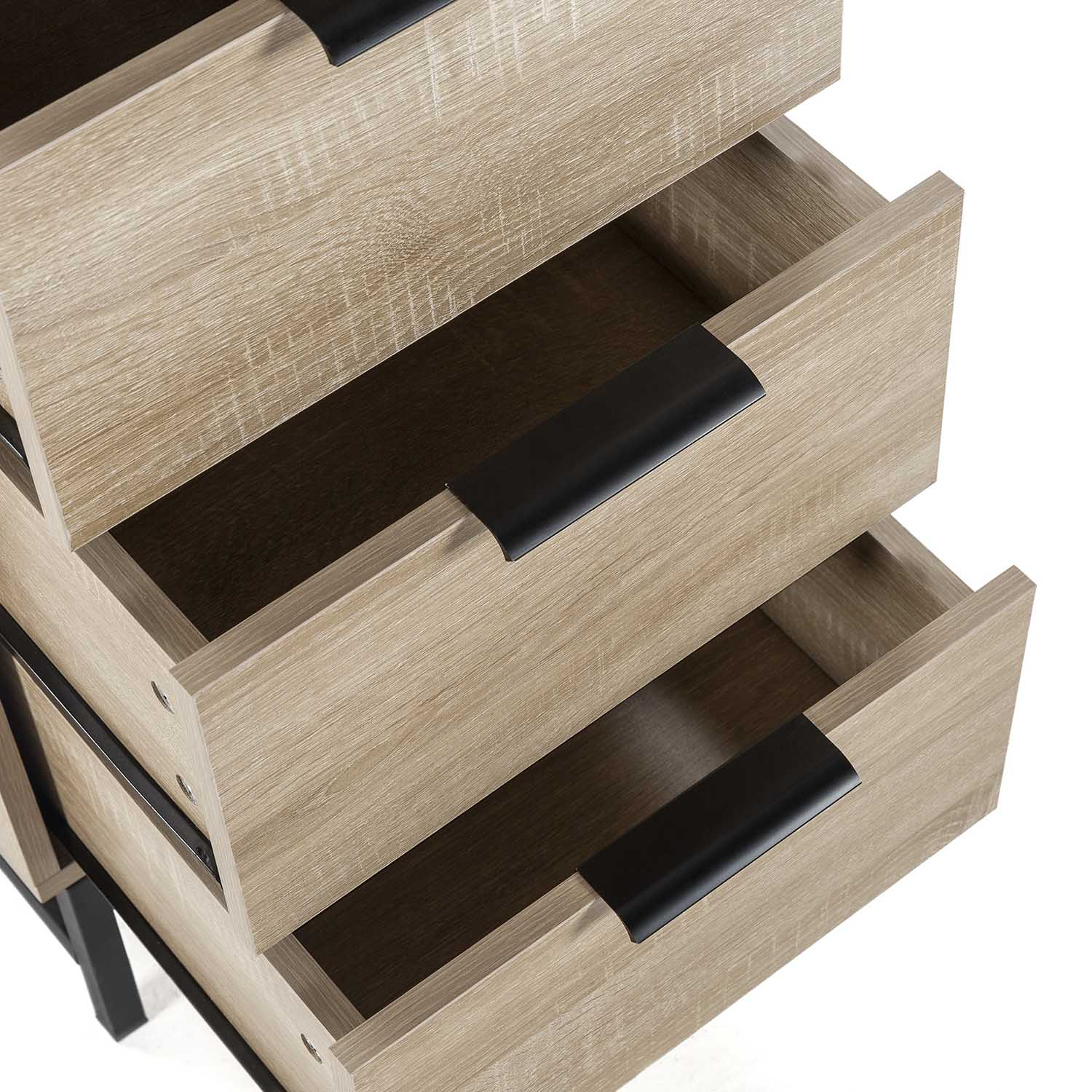 Primer plano de tres cajones de madera abiertos con tiradores negros.