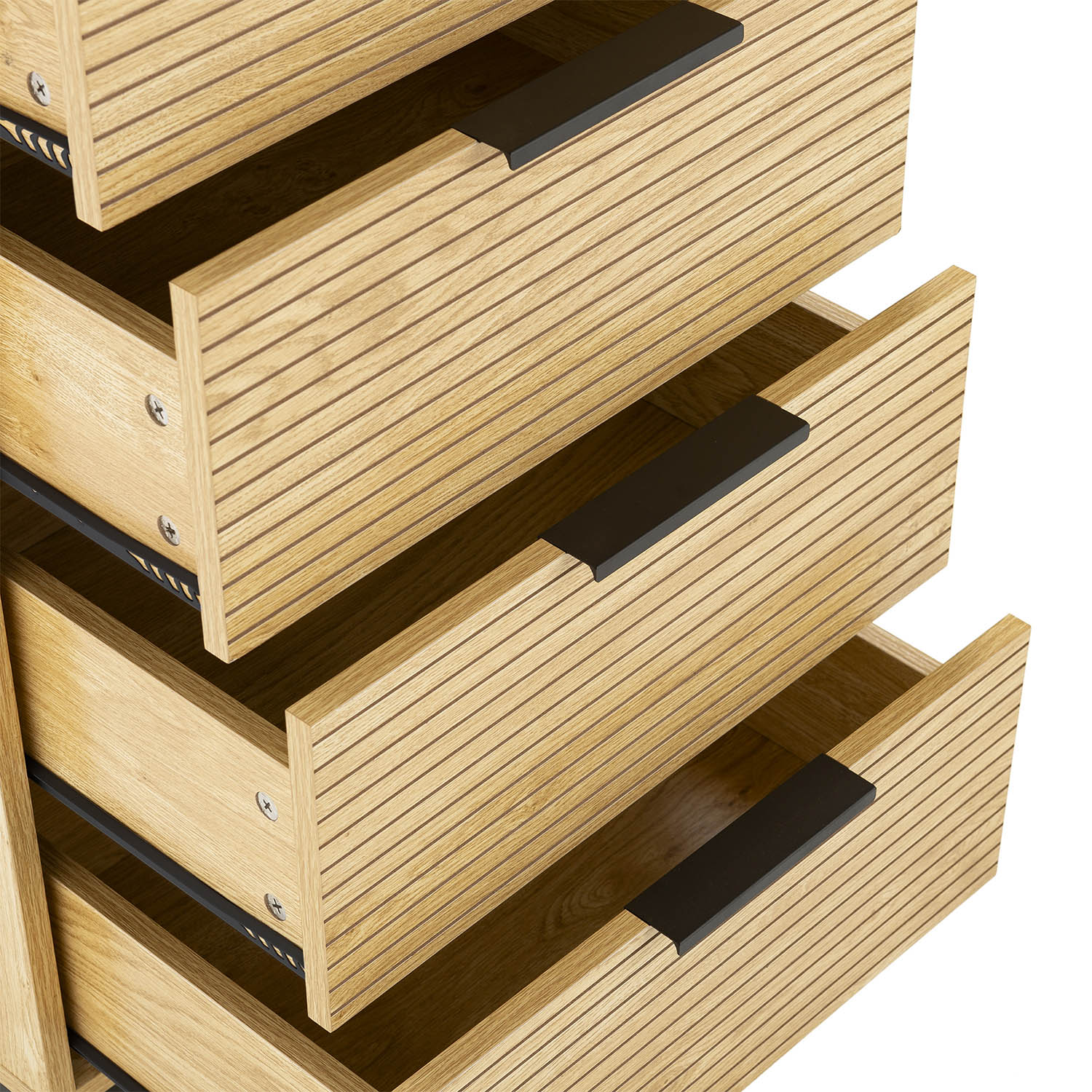 Cajones de madera con tiradores negros, vistos de frente con tres cajones abiertos.