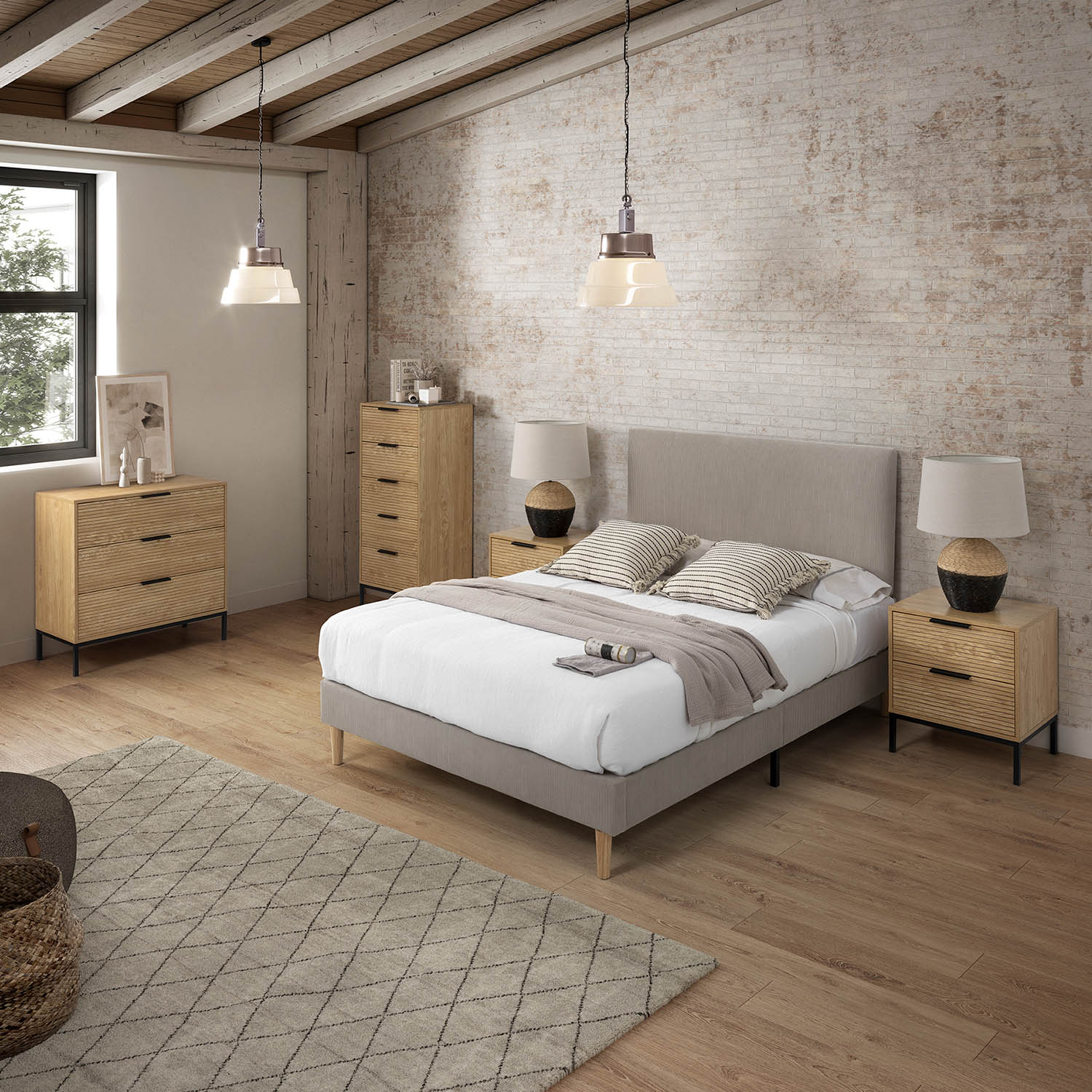 Un dormitorio con suelo de madera, cama, mesitas de noche, cómodas y alfombra.