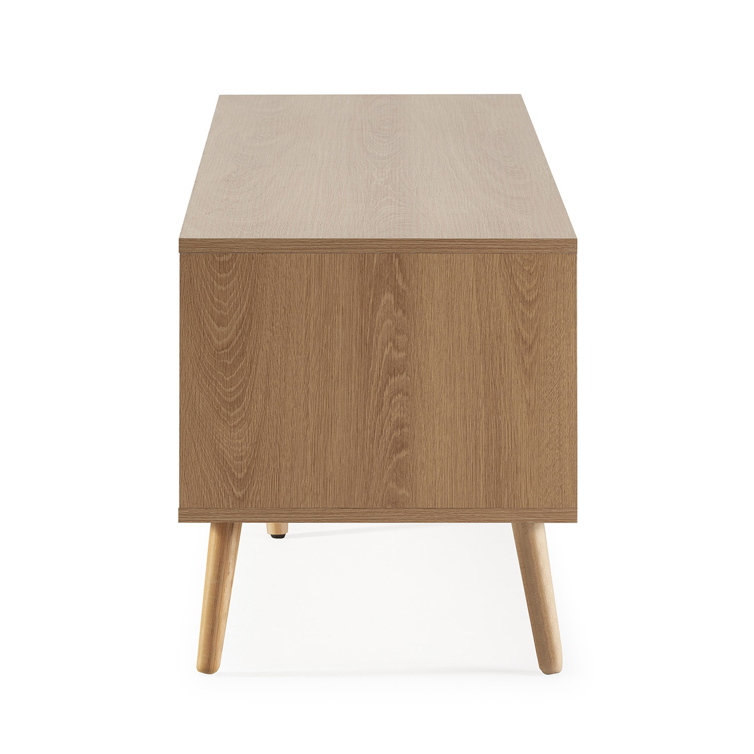 Un mueble de madera marrón sobre cuatro patas de madera inclinadas, aislado sobre fondo blanco.