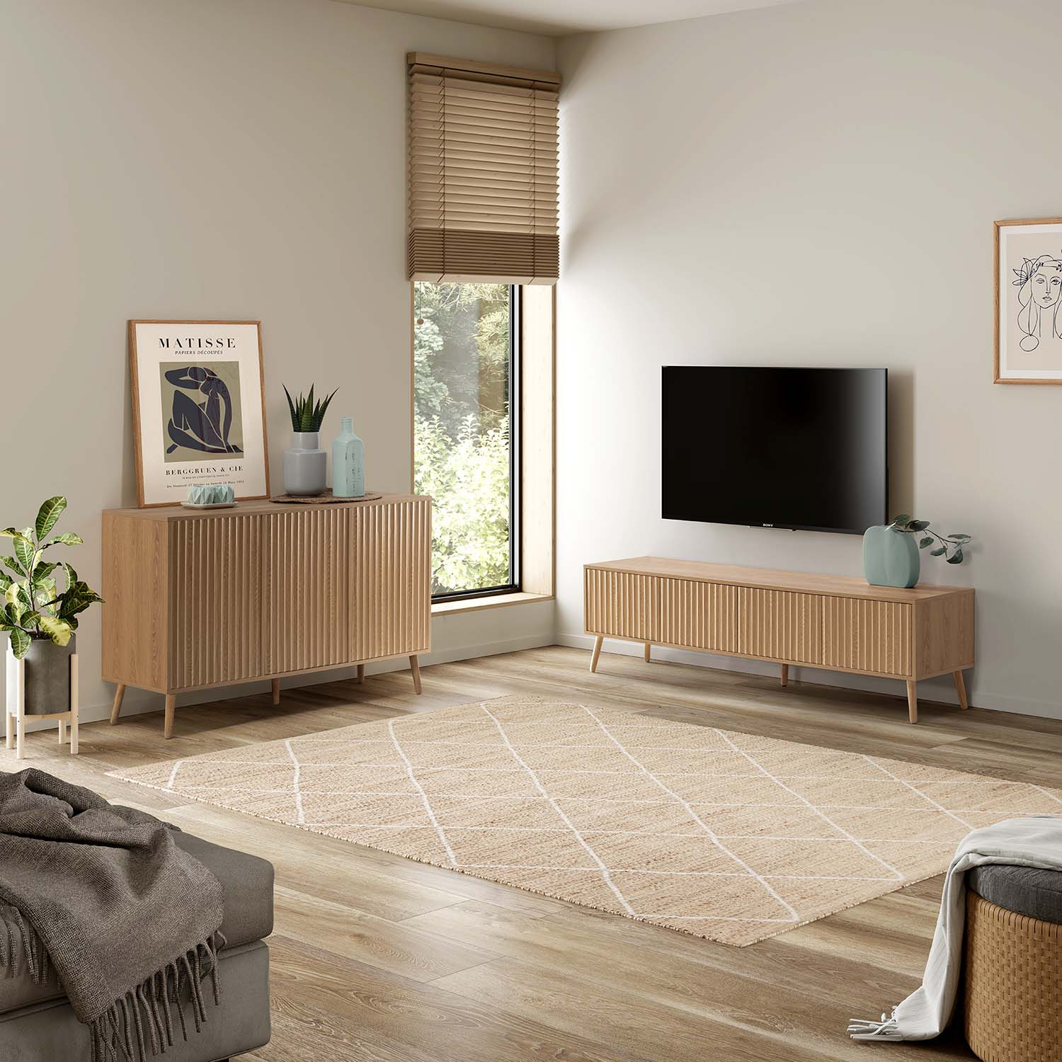 Un salón luminoso con muebles de madera, alfombra, TV y arte en la pared.