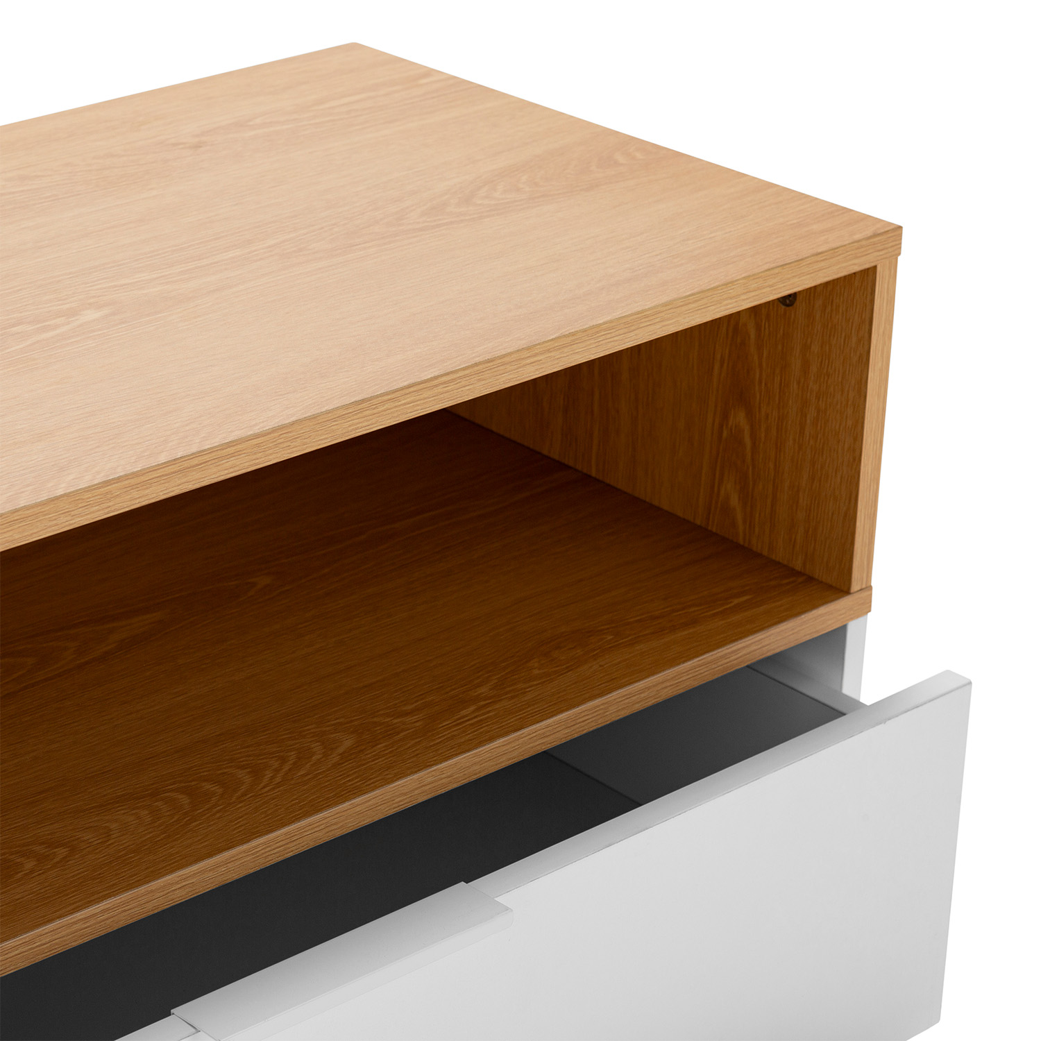 Un estante de madera sobre un cajón blanco con veta de madera.