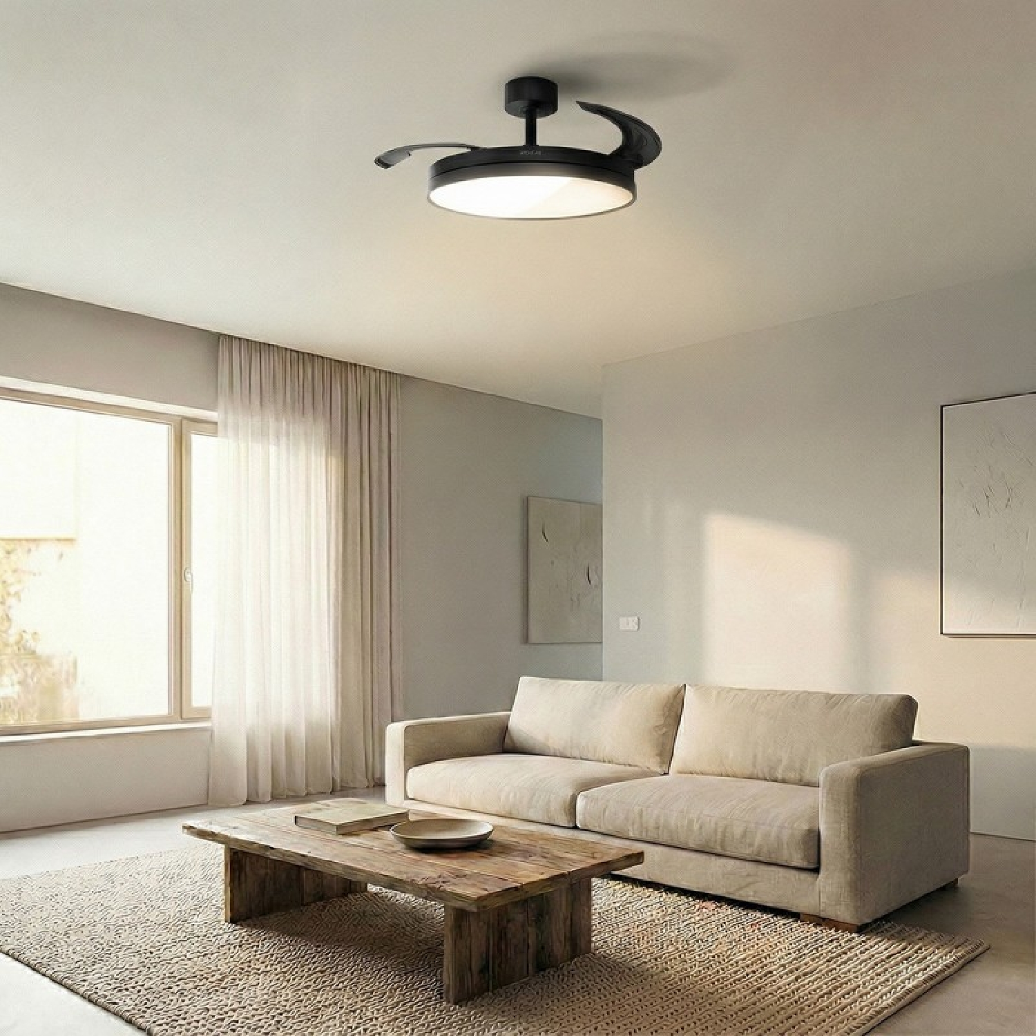 Una sala de estar con sofá, mesa de centro y ventilador de techo.