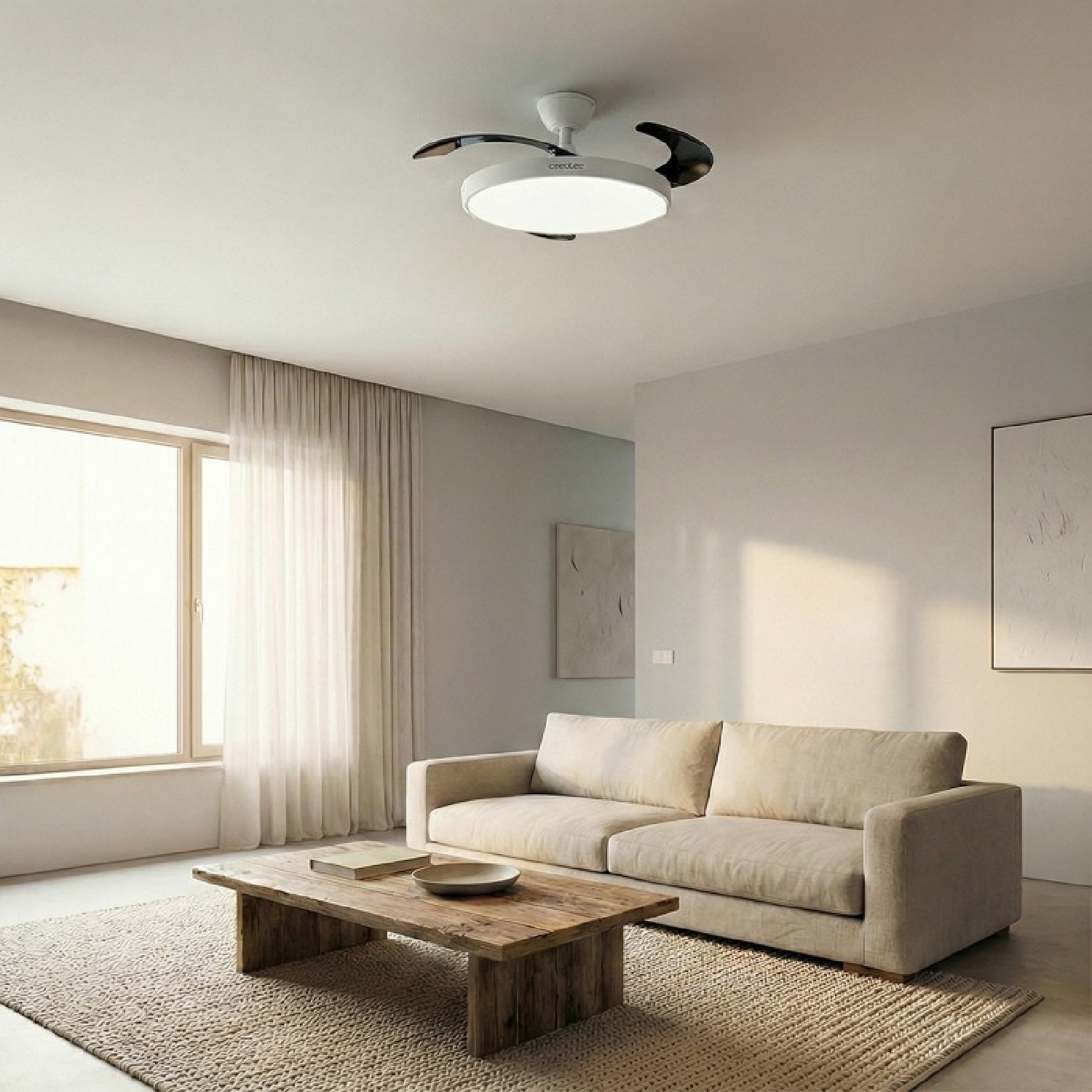 Una sala de estar luminosa con sofá, mesa de madera, alfombra y ventilador de techo.